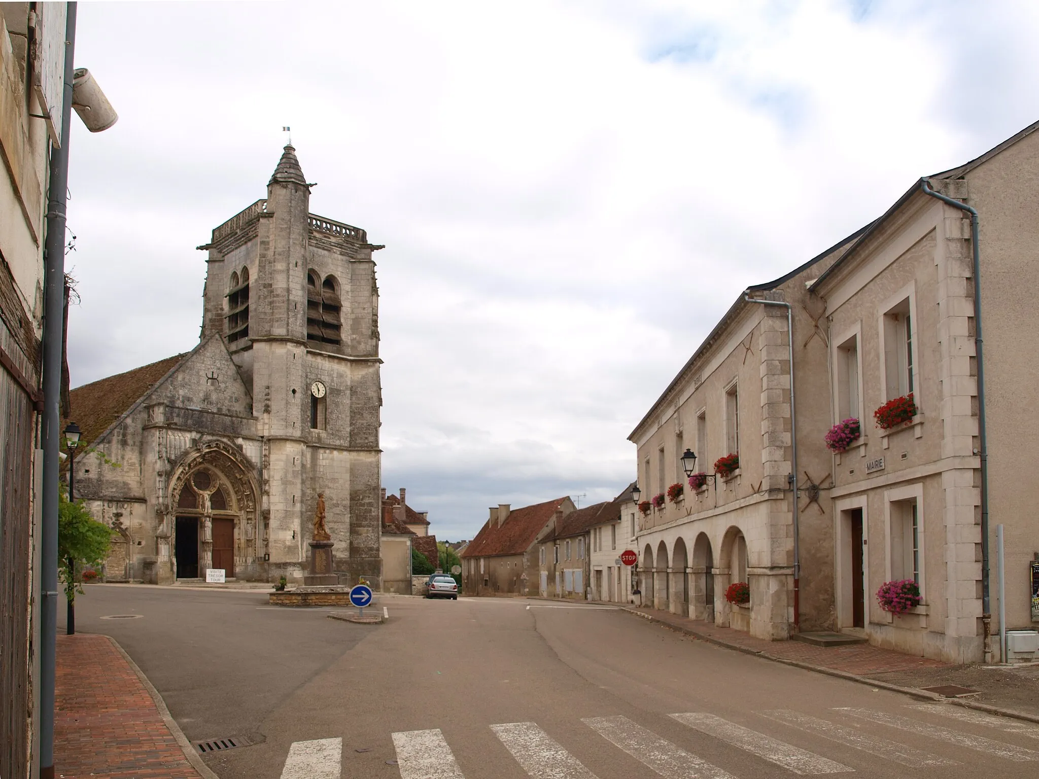 Photo showing: Thury (Yonne, France) , place de la mairie vue du sol