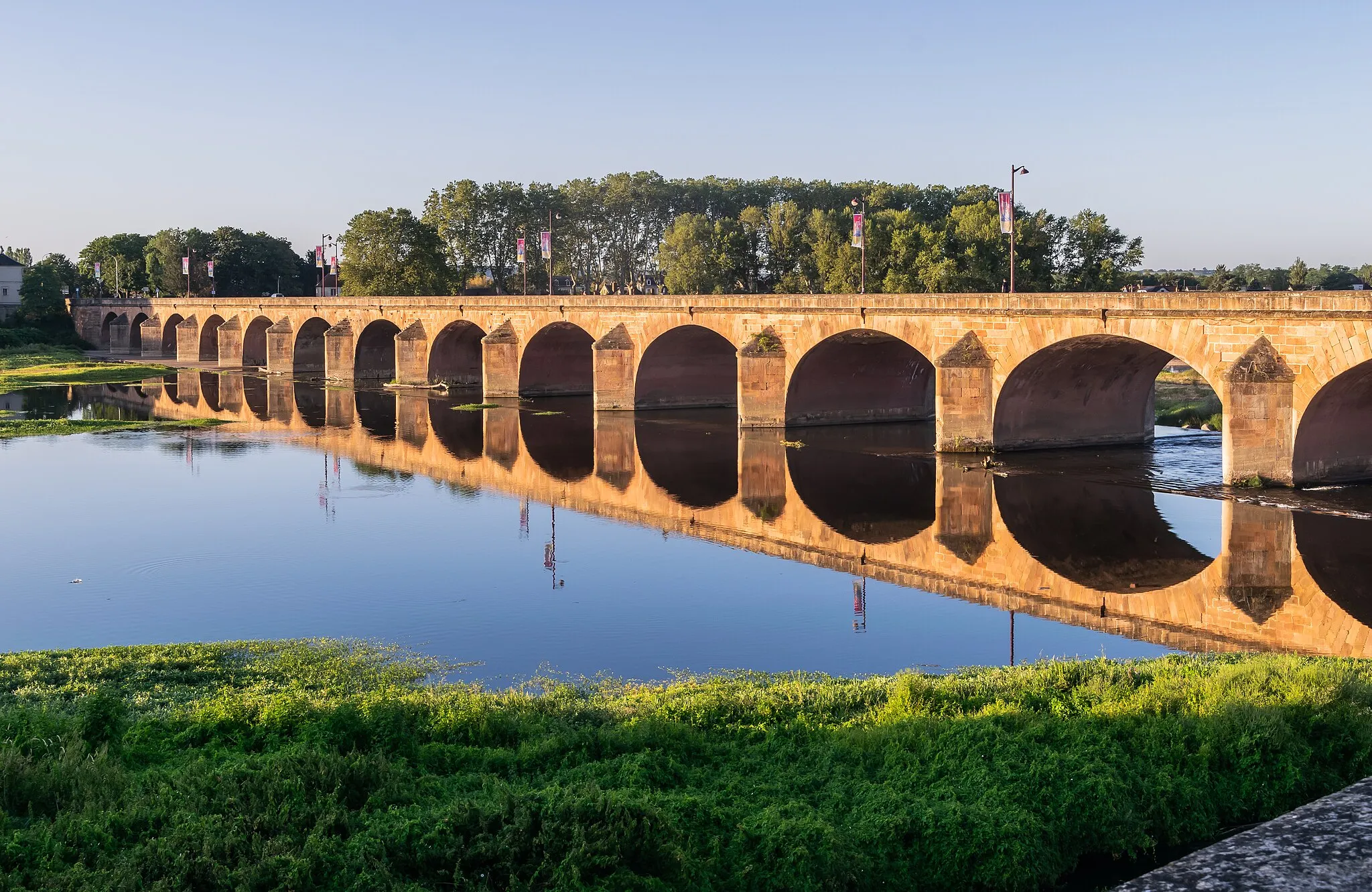 Photo showing: Bridge over Loire river in Nevers, Nièvre, France
