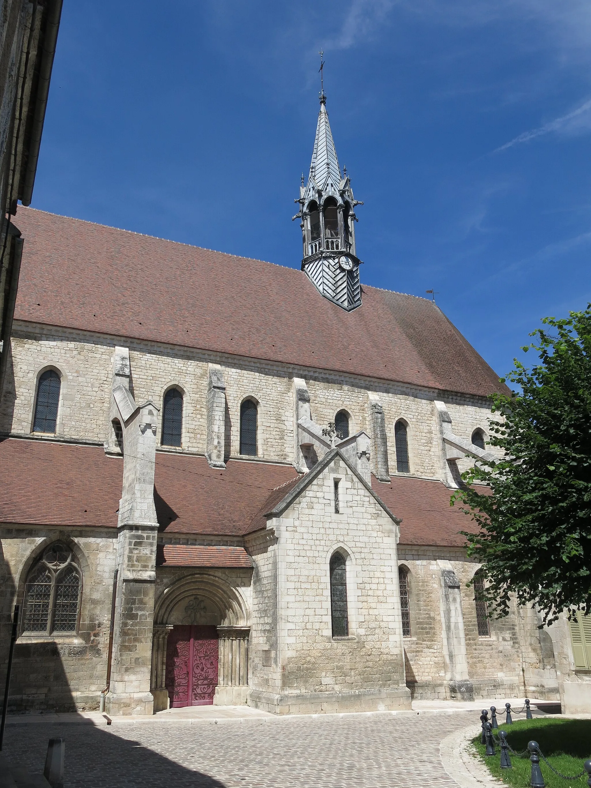 Photo showing: Collégiale Saint-Martin in Chablis, (Yonne, France).