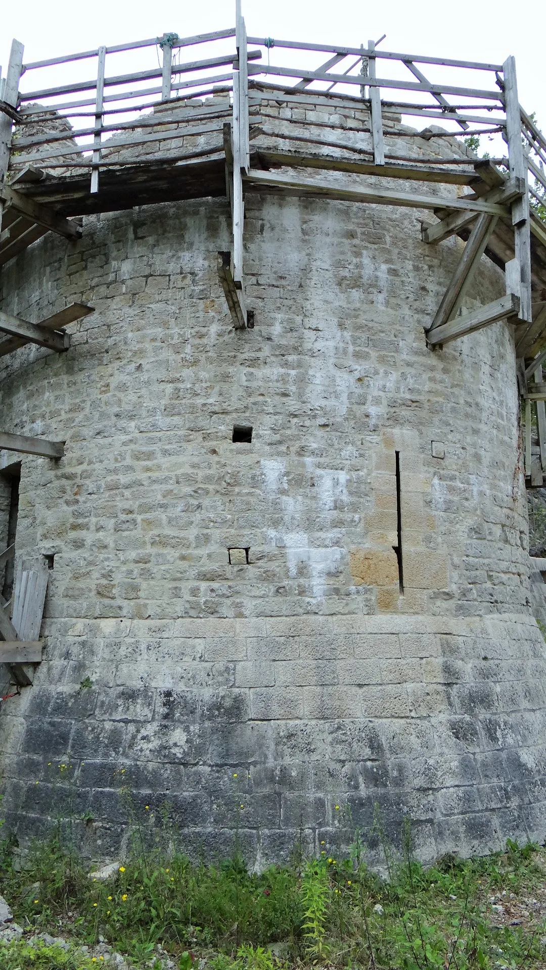 Photo showing: Vieux château sur les hauteurs de Noyers-sur-Serein en cours de restauration