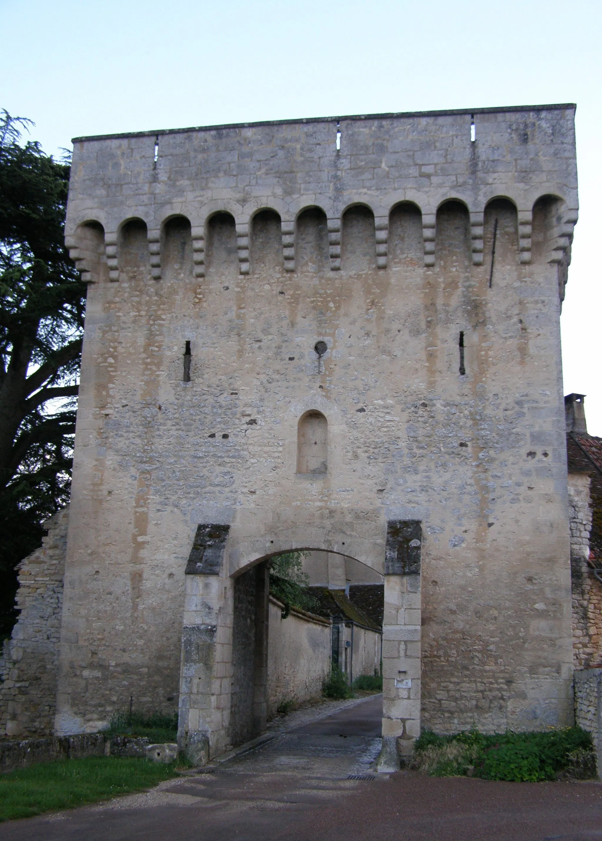 Photo showing: fr:Poterne de la cité médiévale de fr:Druyes-les-Belles-Fontaines