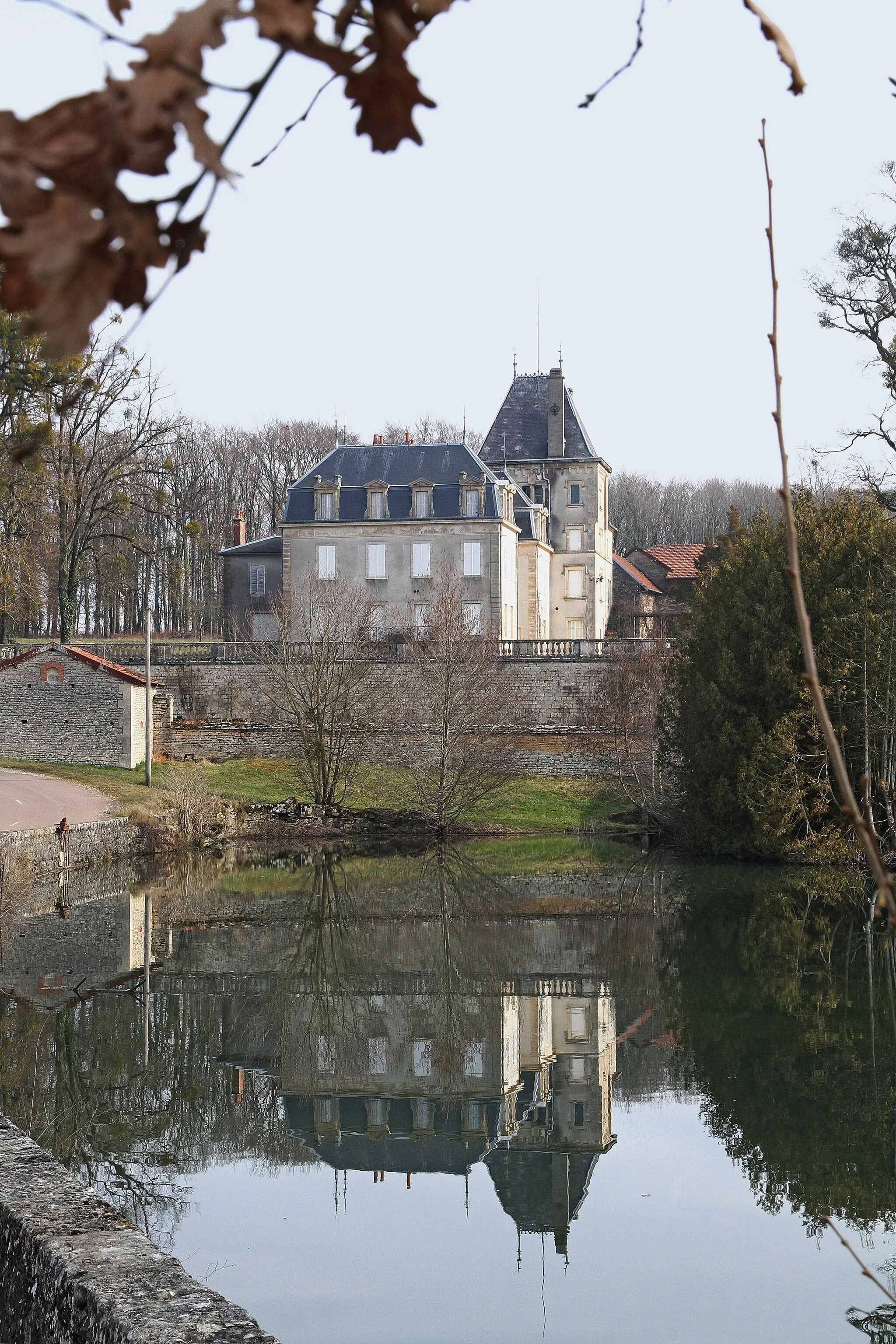 Photo showing: Château d'Échalot et son reflet dans la mare du Brévon