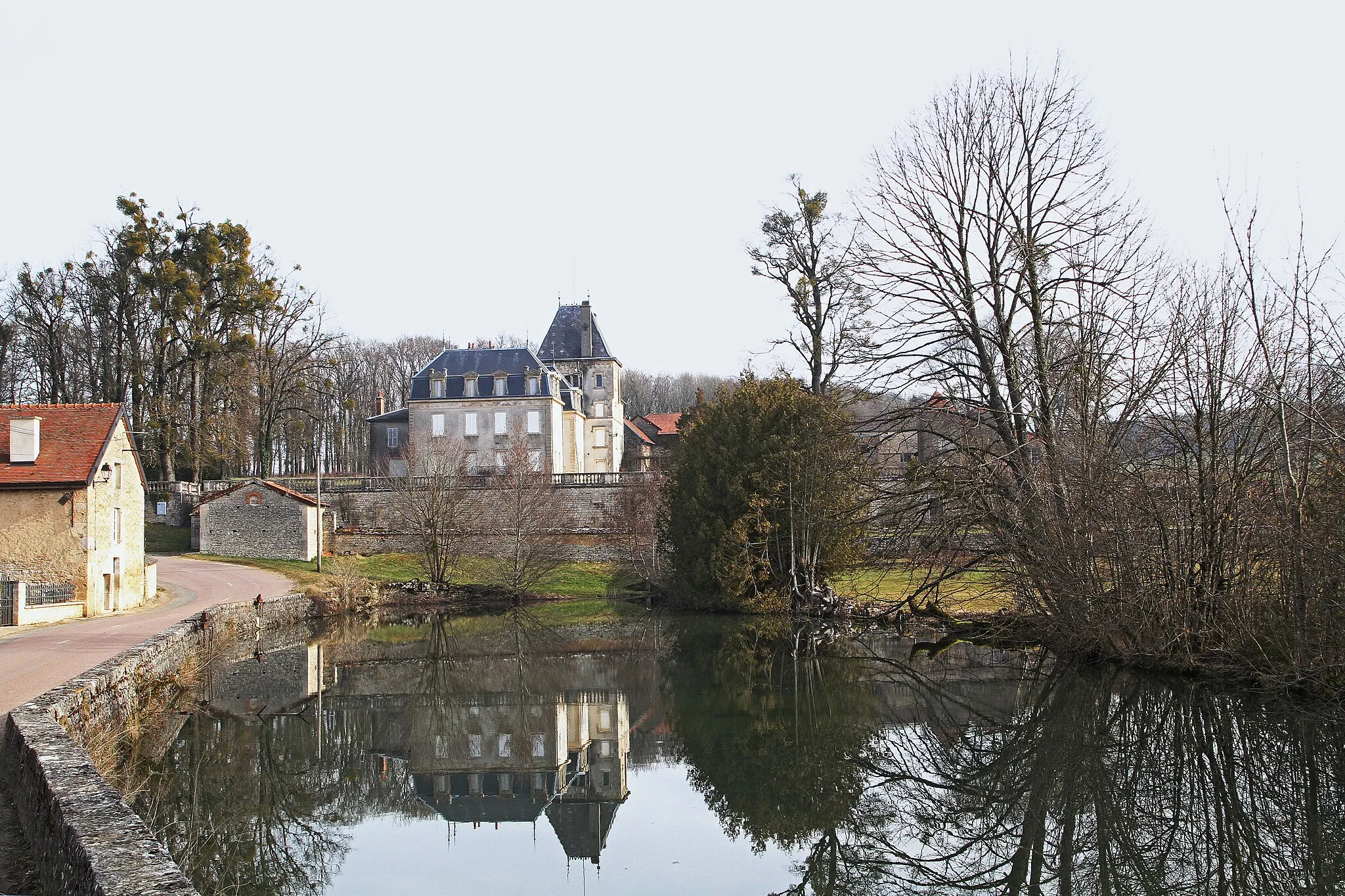 Photo showing: Mare sur le Brévon et château d'Échalot
