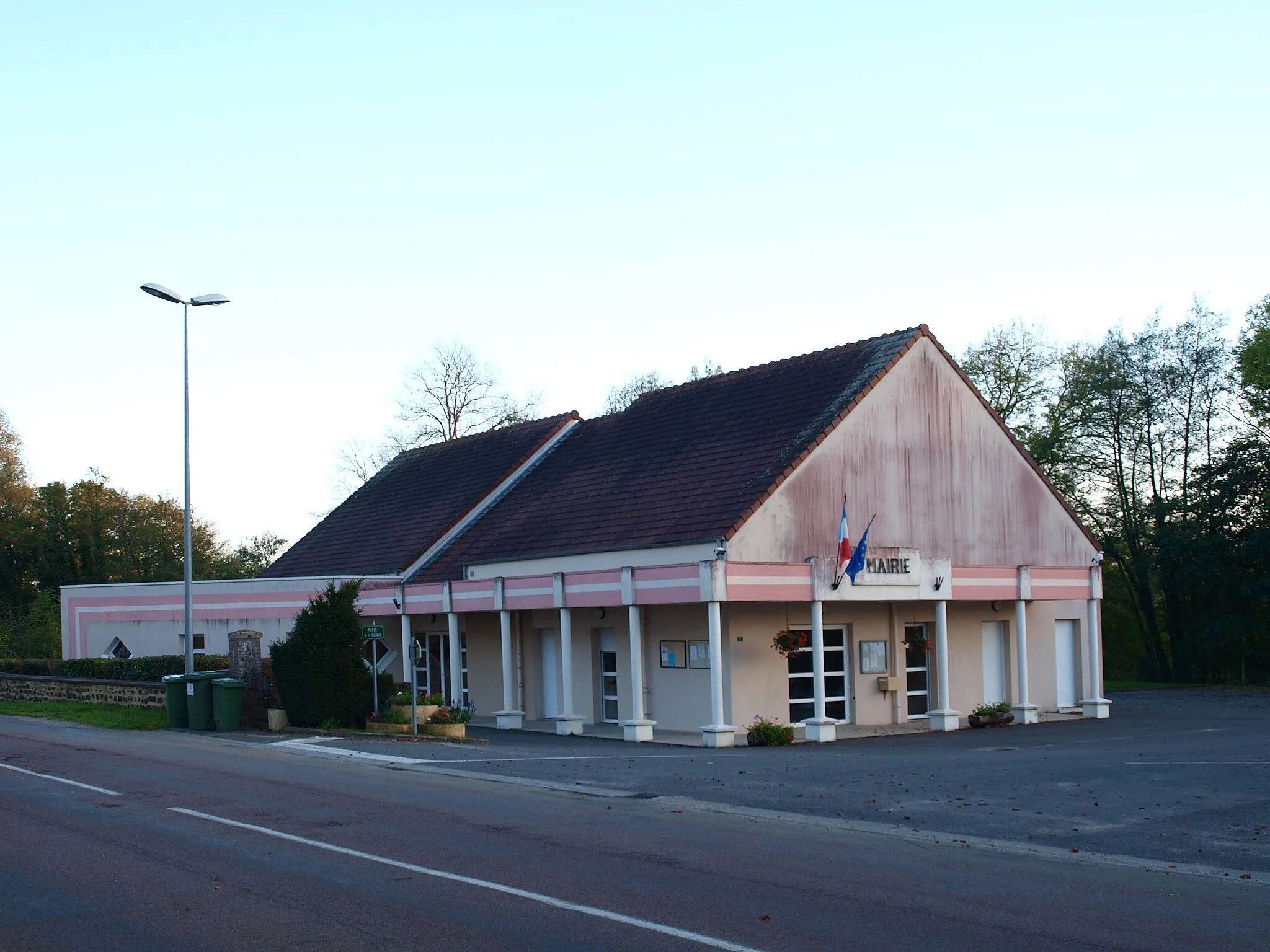 Photo showing: Moulins-sur-Ouanne (Yonne, France), la mairie.