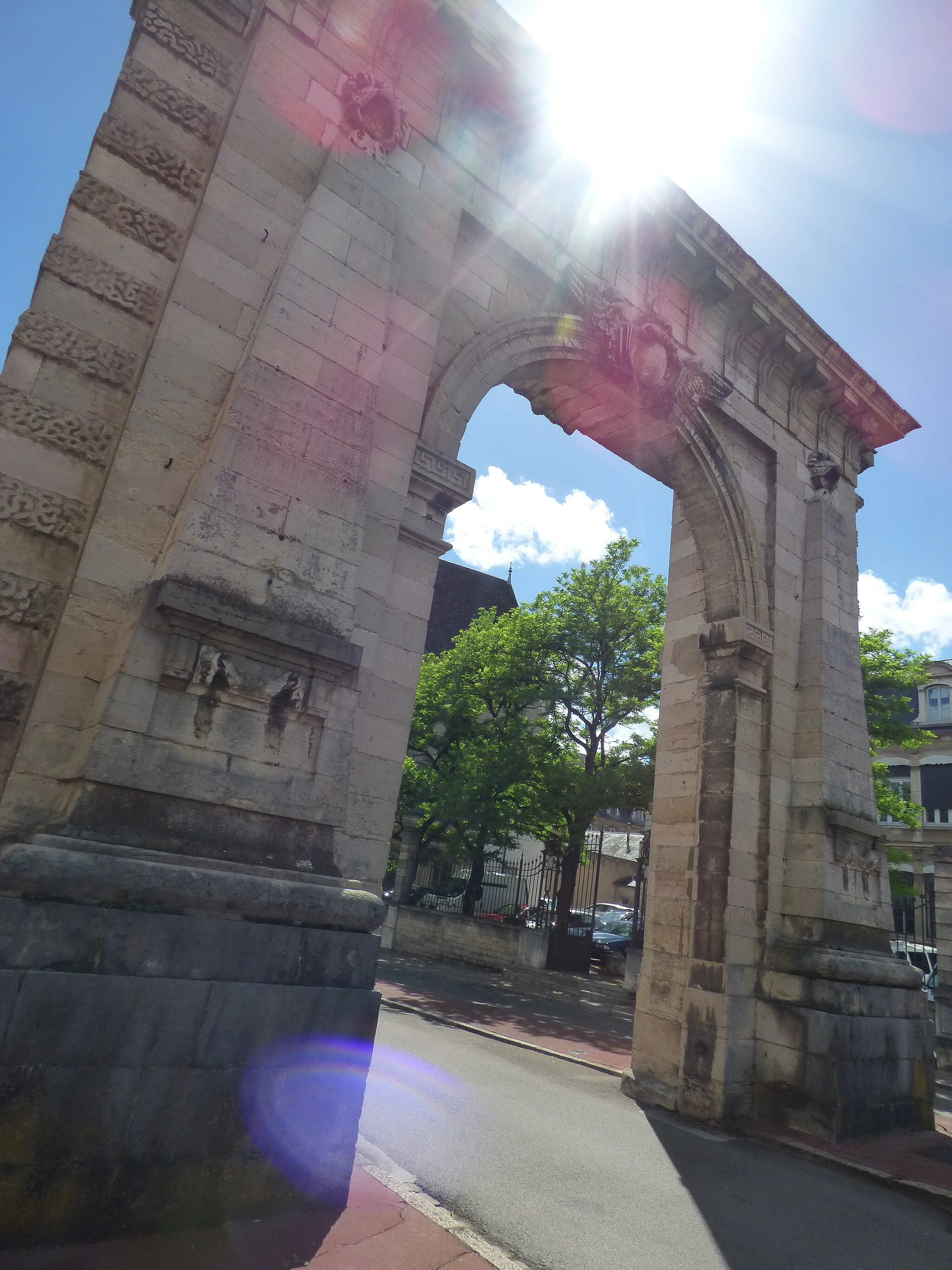 Photo showing: Heading up Rue de Lorraine in Beaune. We would head past the gateway, then head right around the old walls and ramparts. Starting from Boulevard Maréchal Joffre.
The Saint Nicolas Gate
The old fortified gate with drawbridge, known as the Porte du Bourgneuf, saw the arrival of many important figures: Henri II, accompanied by Catherine de Medicis in 1548, welcomed by the canons under a triumphal arch, freshly painted, with the sound of tambourines; Charles IX accompanied by the queen-mother made a short stay in 1594 and the door was again decorated for the entry of Louis XIII, en route to the Alps in 1629, then Queen Anne of Austria the following year. But the most pompous entry was that of Louis XIV. And the Queen, on November 10, 1669, when the cannon was fired.

Since 1770, the new door designed by Mayor Maufoux to bring the city up to date and designed by the Dijon architect Lenoir Le Romain welcomes visitors from the north.