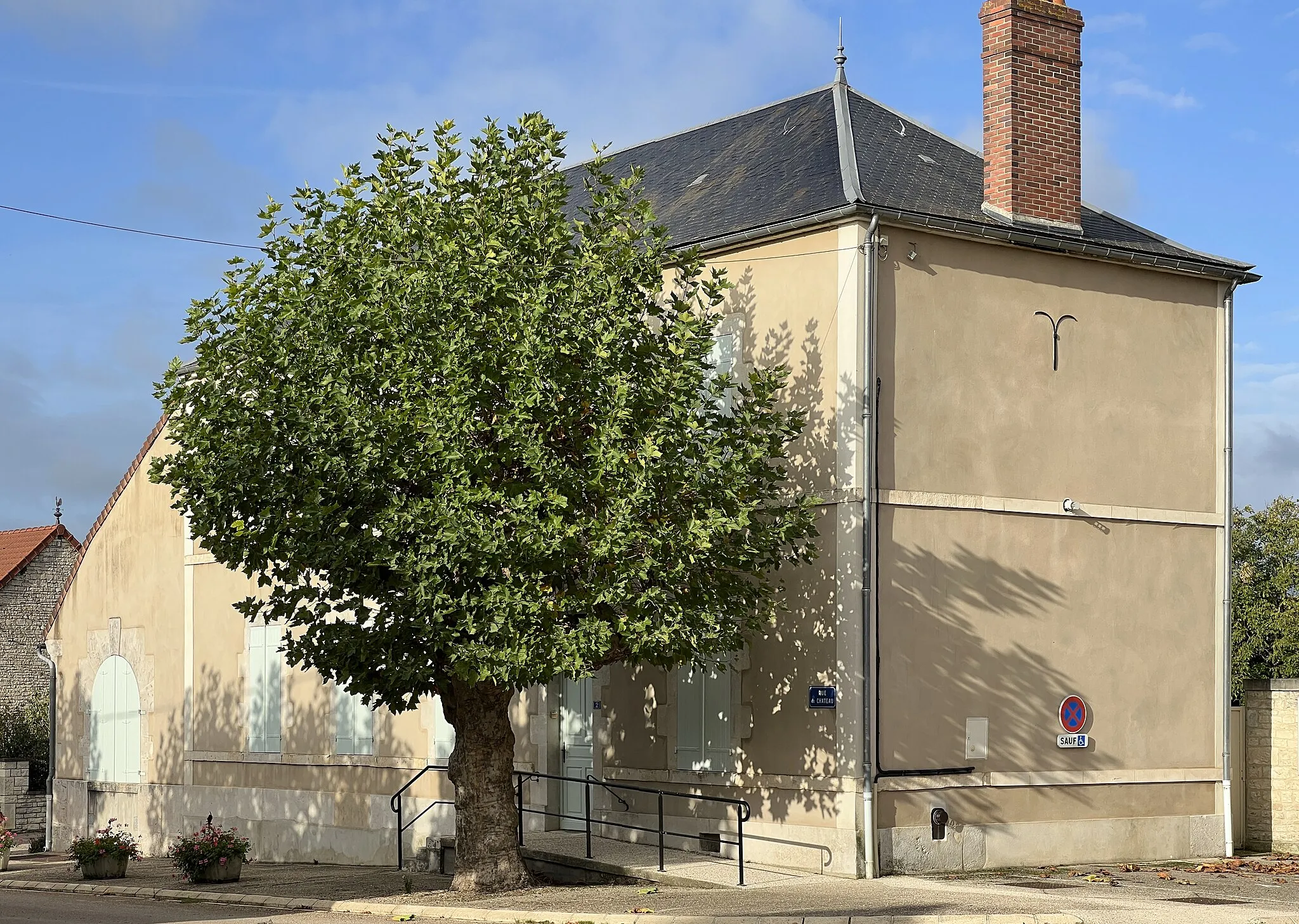Photo showing: Mairie de Moulins-en-Tonnerrois.