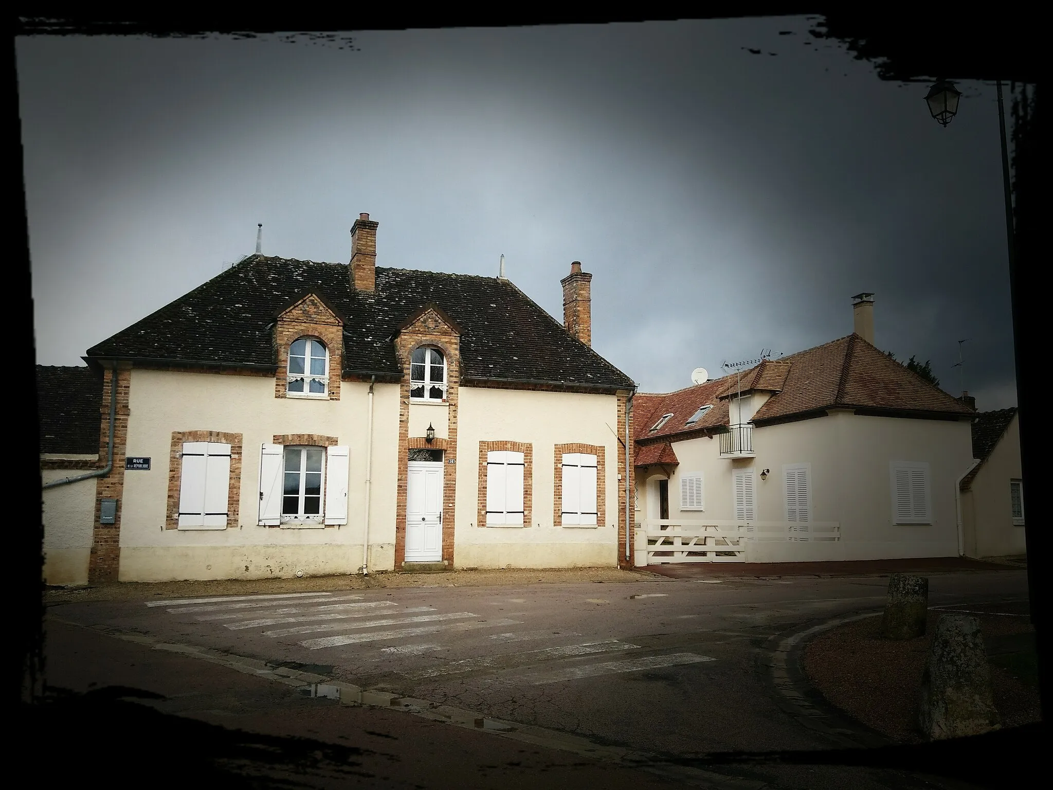 Photo showing: Située dans le village de Serbonnes
