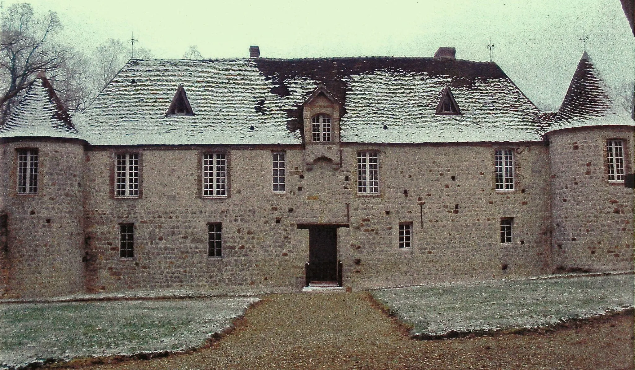 Photo showing: Château de la Houssaye, vue de la façade sous la neige