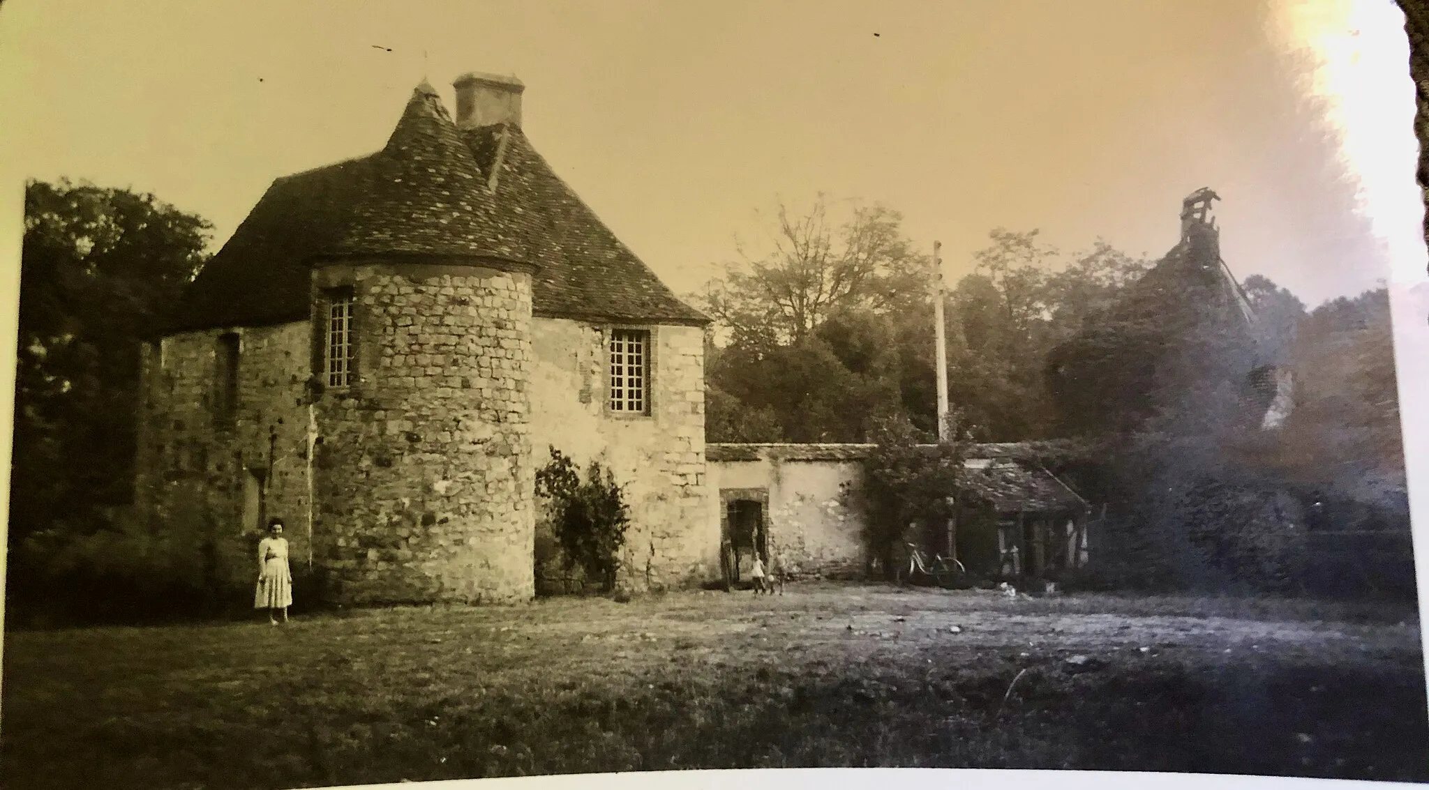 Photo showing: Chateau de la Houssaye, en 1945