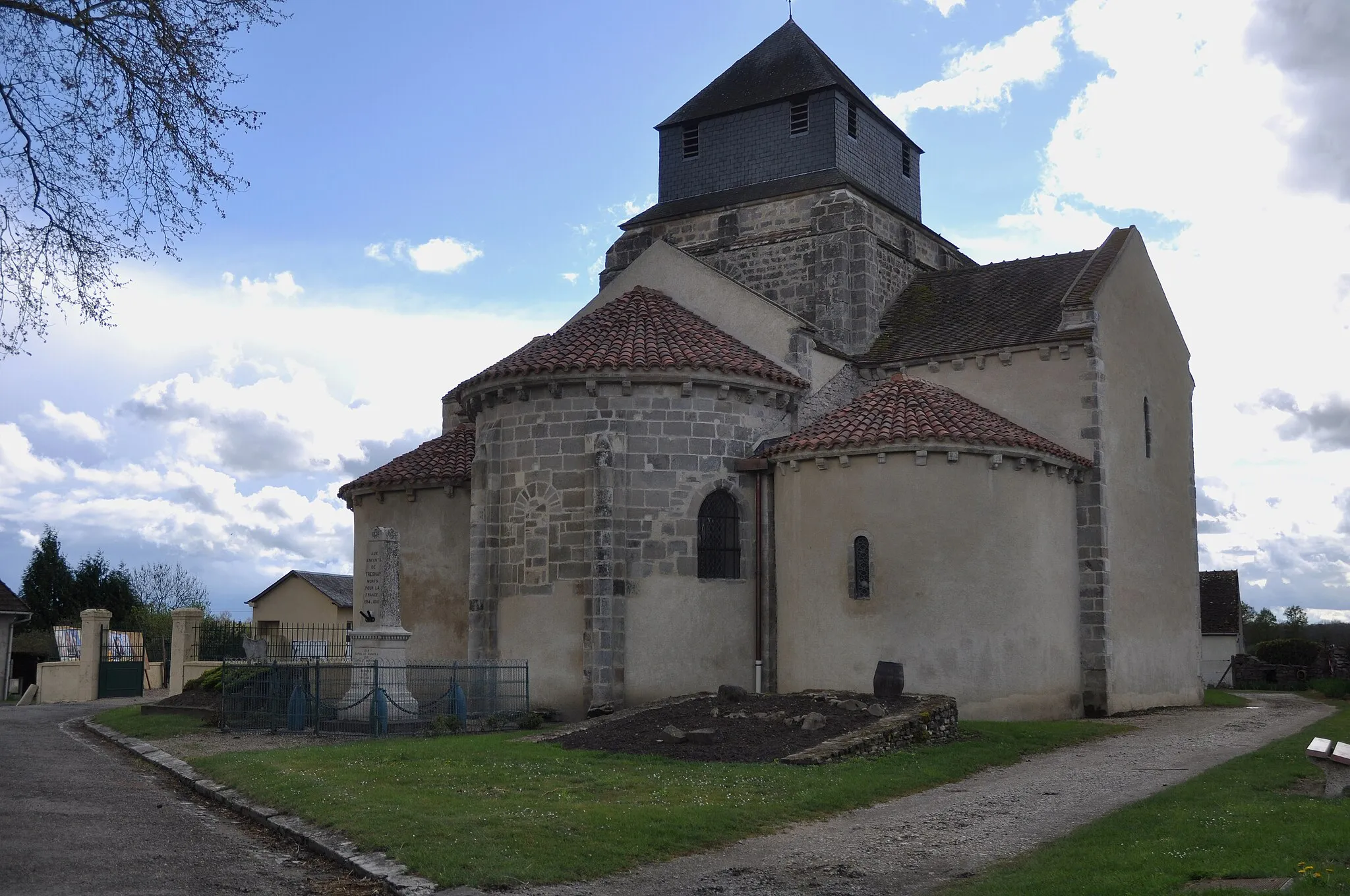 Photo showing: Nous voyons  l'église du village,
le monument aux morts.( guerres).
TRESNAY est une commune   de la  Nièvre, entre Moulins (Allier) et Nevers département Nièvre , sud-ouest de ce dernier, au bord immédiat de la rivière Allier, rive droite .Proche de Moulins, 25 km.
Photo prise en fin d'après midi.Printemps 2012.

Visée Sud/Ouest.