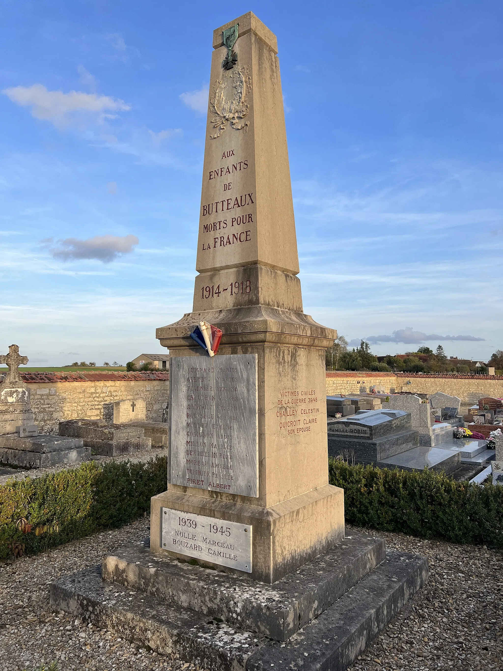 Photo showing: Monument aux morts de Butteaux.