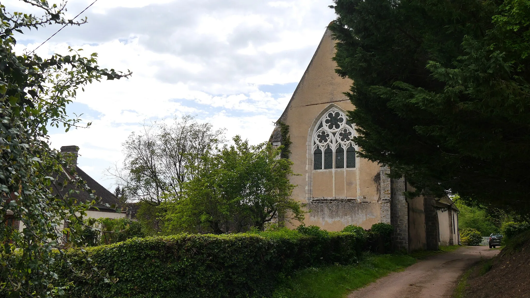 Photo showing: Vue sur le mur ouest de l'église de Dicy, route de la Grande Montagne.