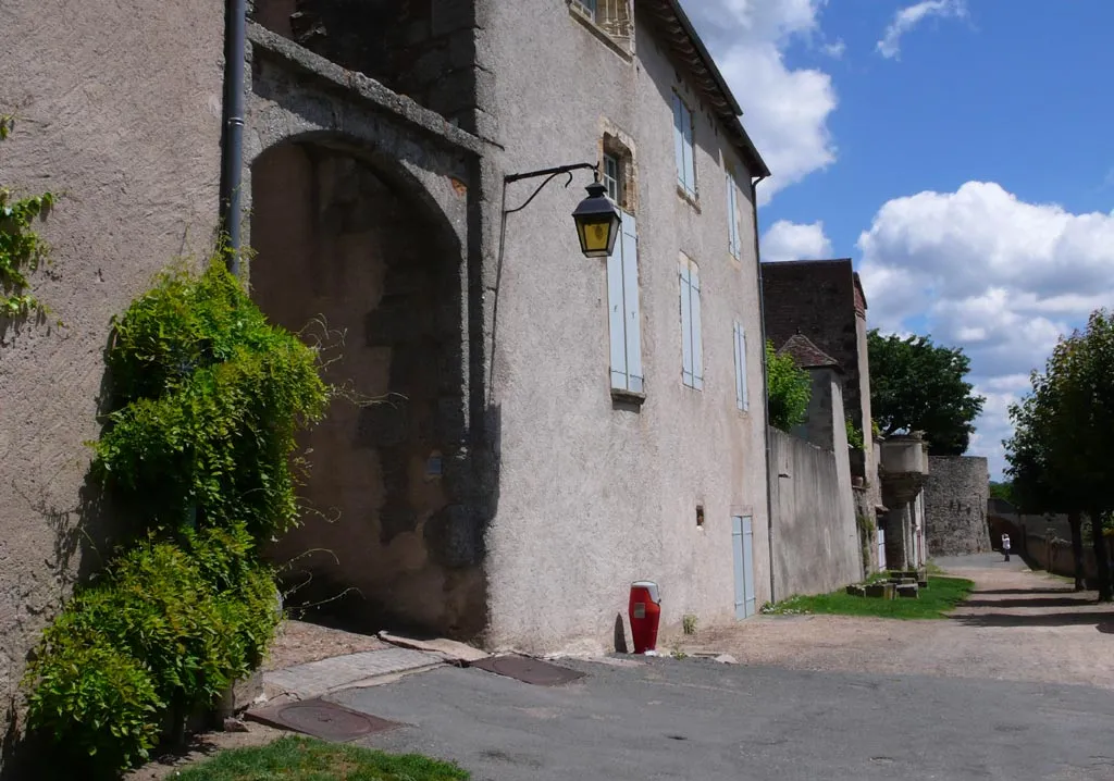 Photo showing: Bourbon-Lancy medieval walls