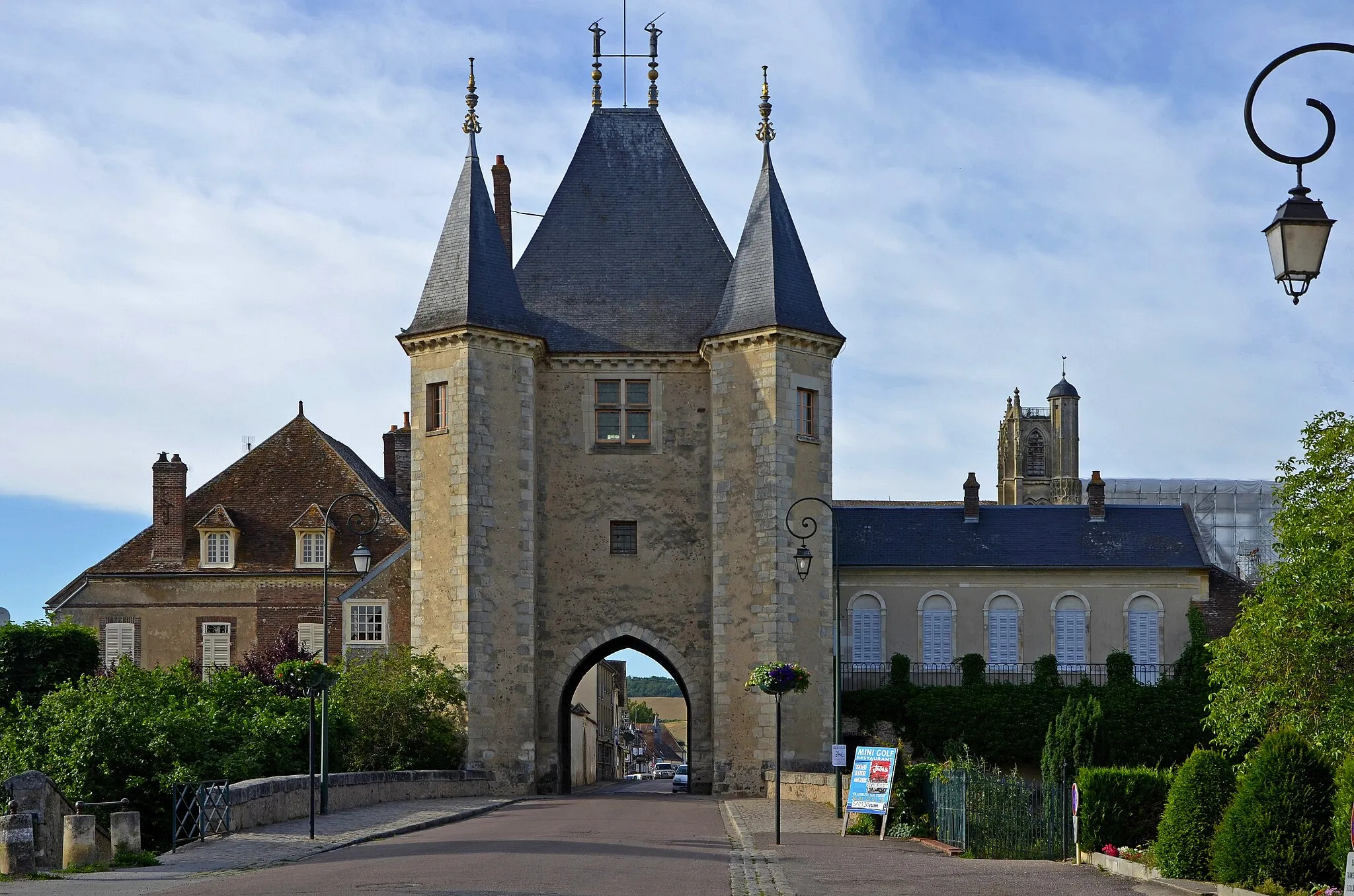 Photo showing: Porte de Joigny à Villeneuve sur Yonne, Yonne, Bourgogne, France. Construction : 14e siècle; 17e siècle.