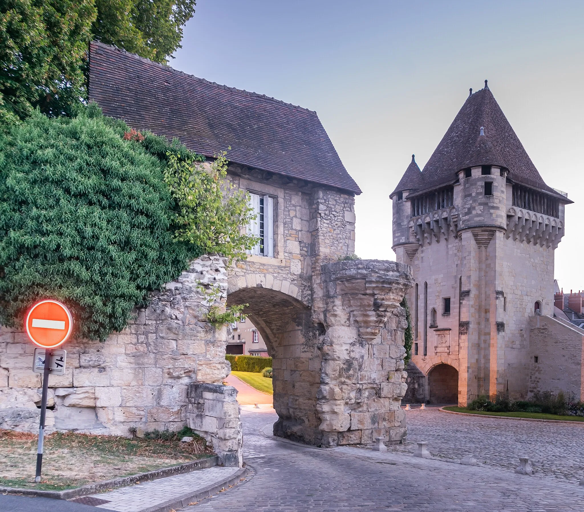 Photo showing: This building is indexed in the base Mérimée, a database of architectural heritage maintained by the French Ministry of Culture, under the reference PA00112949 .