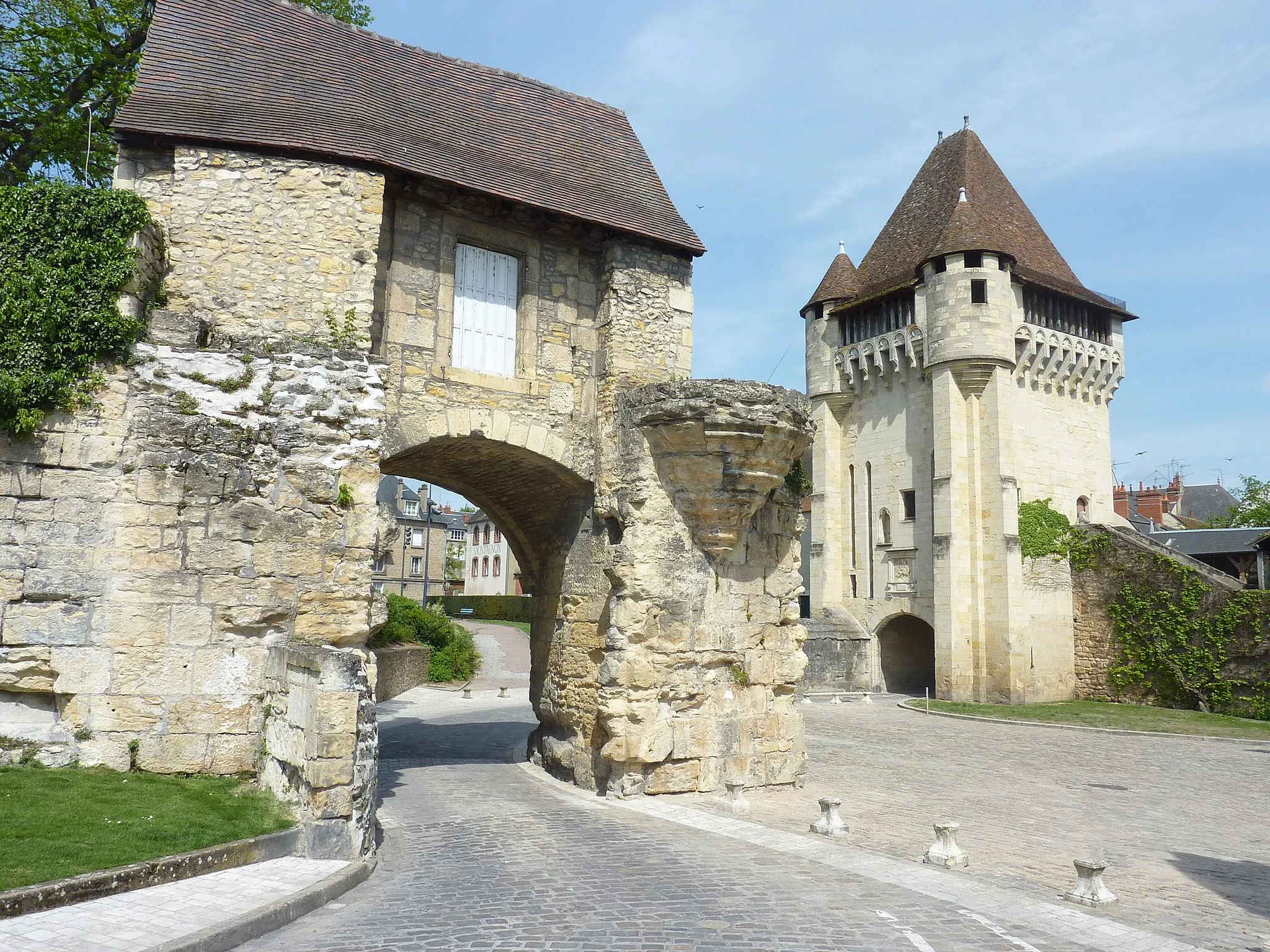 Photo showing: Nevers : la Porte du Croux  et les remparts
