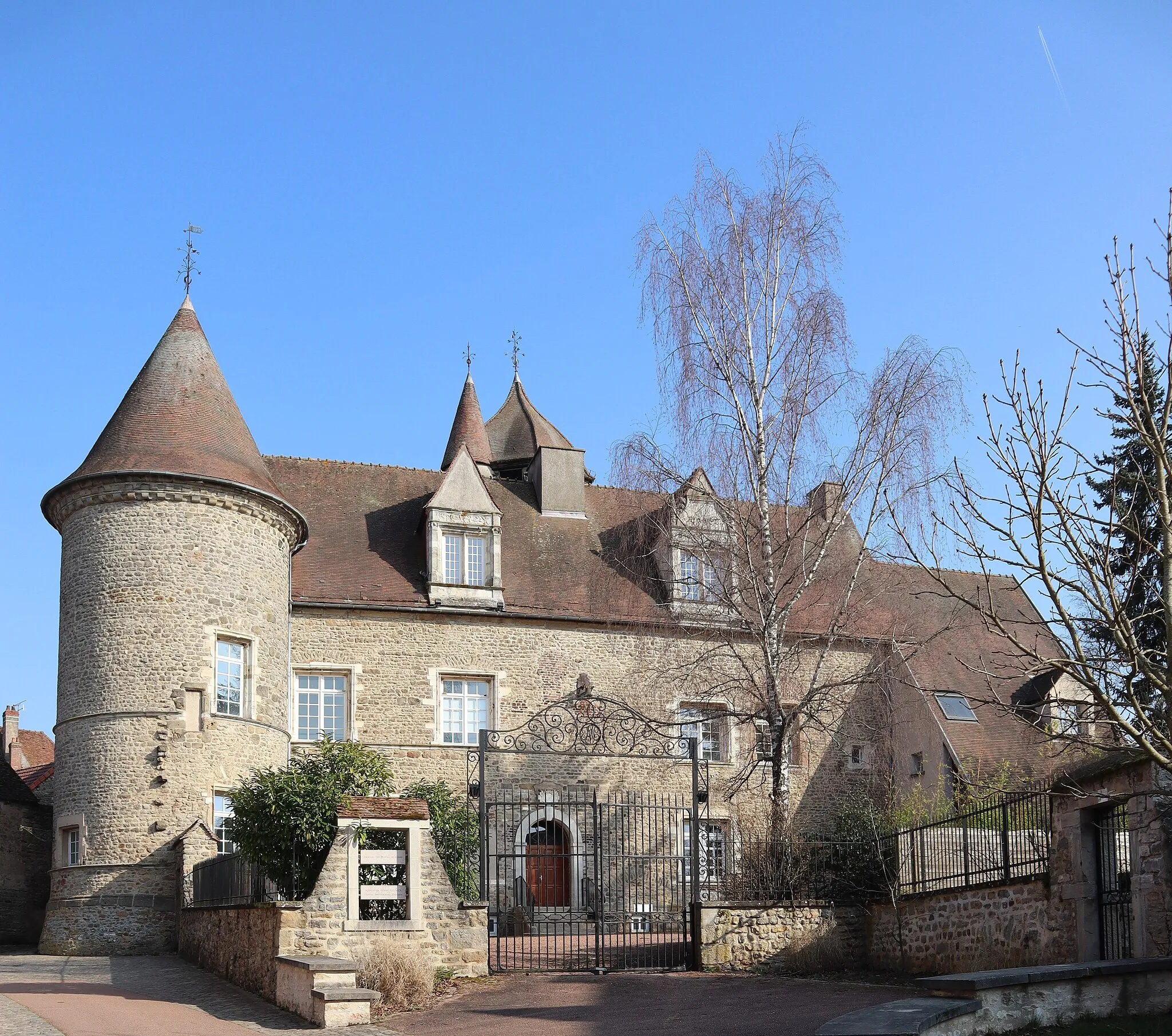 Photo showing: Extérieur du château des Princes de Condé à Arnay-le-Duc (21).