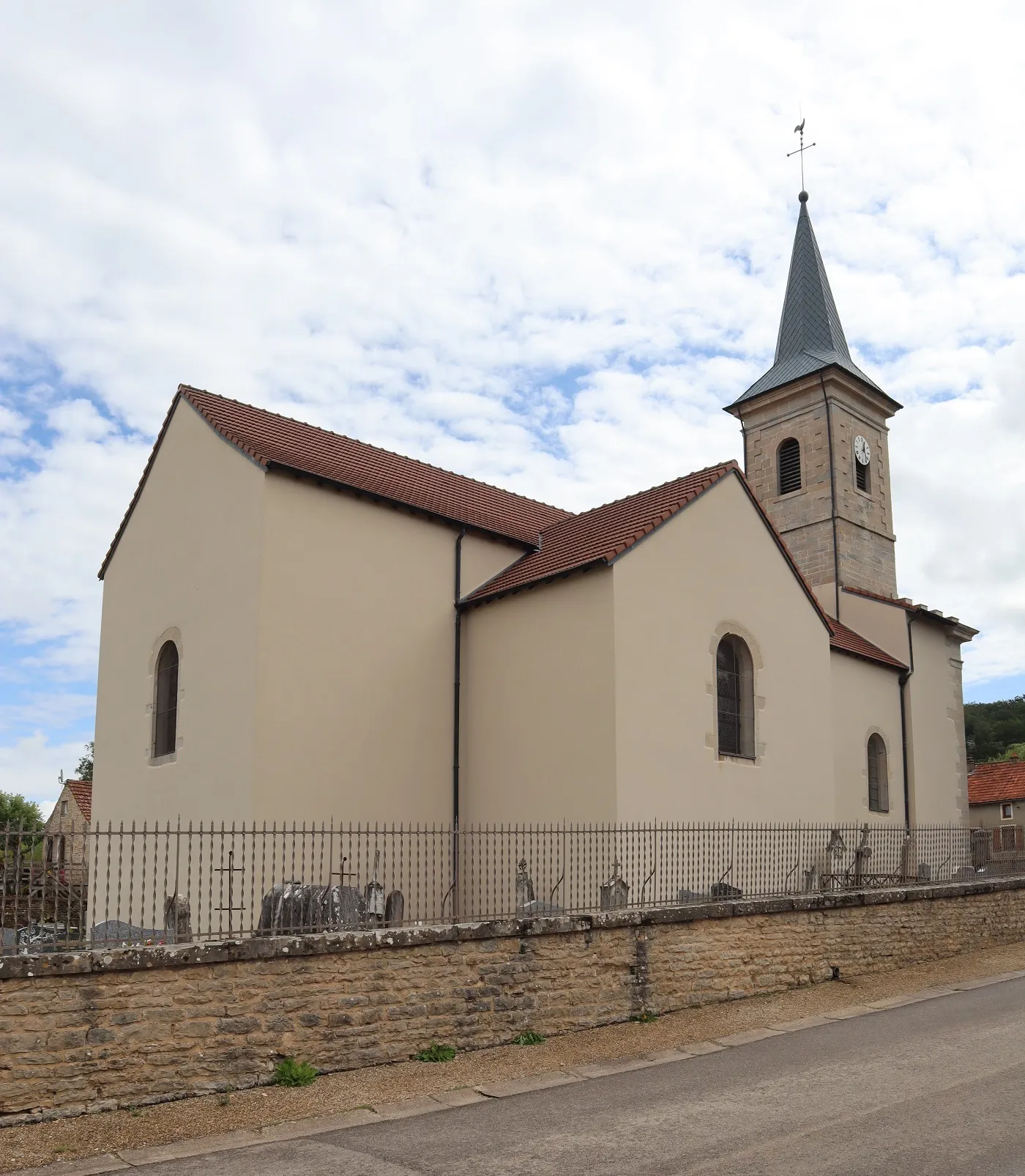 Photo showing: Extérieur de l'église de l'Exaltation-de-la-Sainte-Croix de Quemigny-Poisot (89).