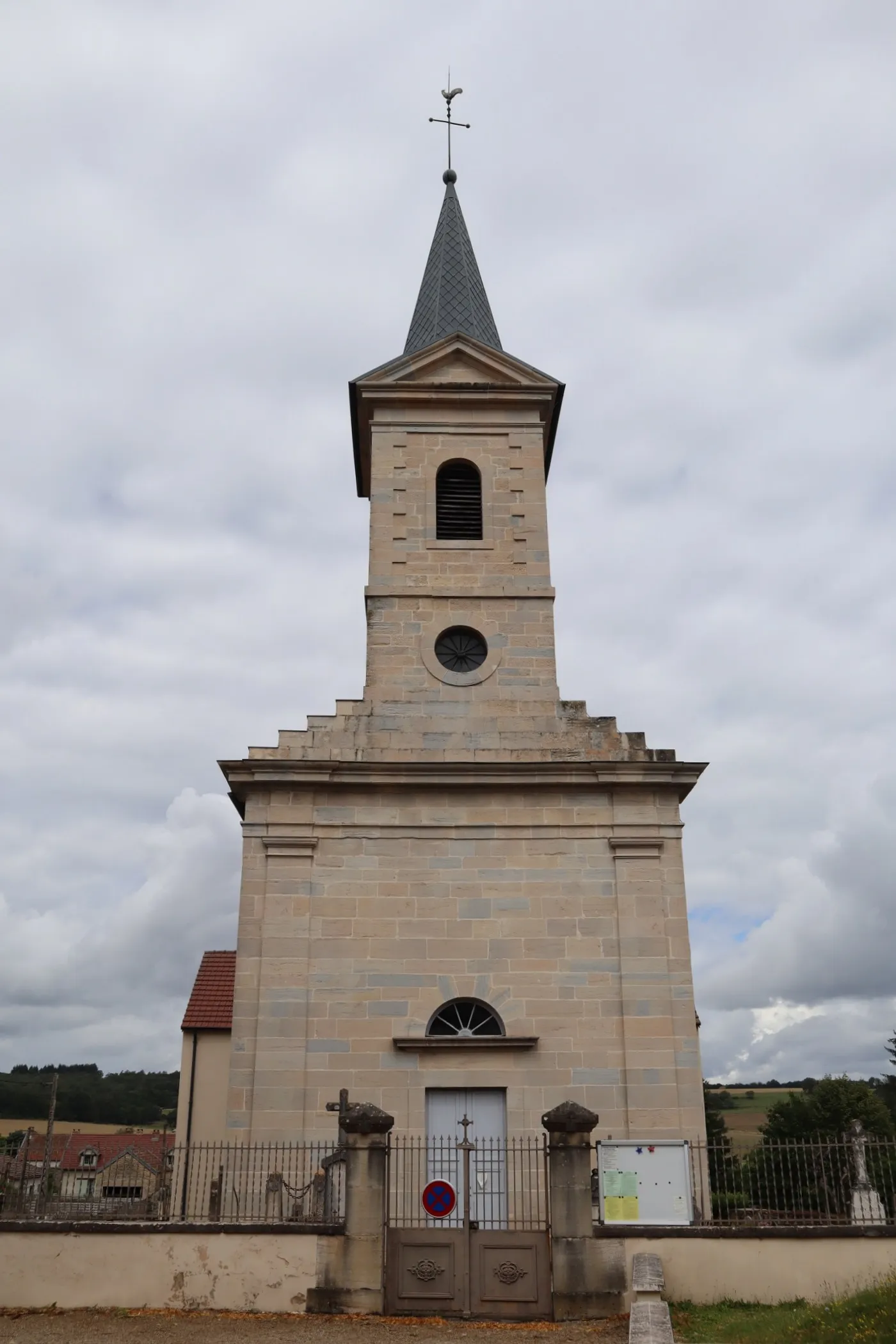 Photo showing: Extérieur de l'église de l'Exaltation-de-la-Sainte-Croix de Quemigny-Poisot (21).