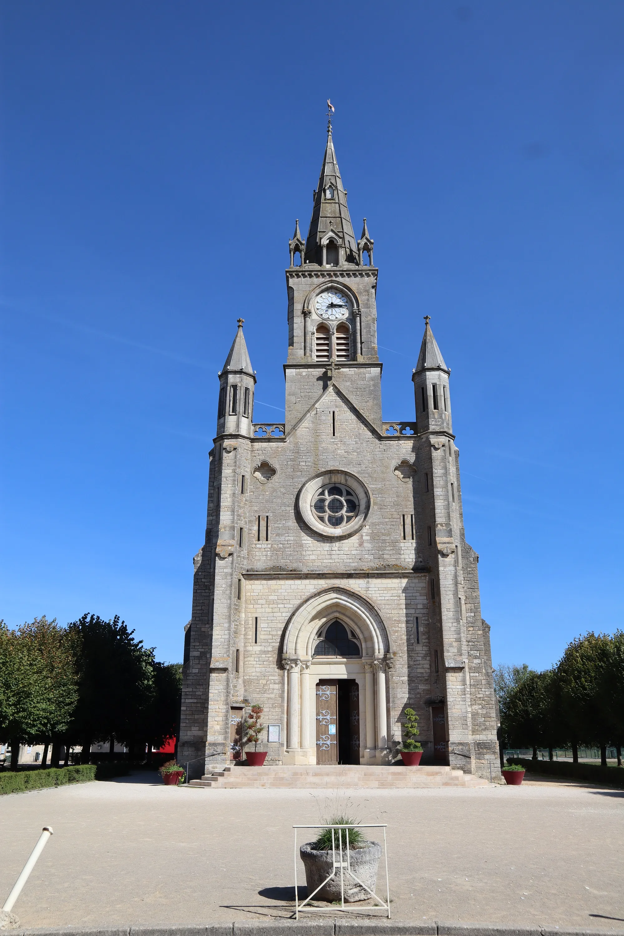 Photo showing: Extérieur de l'église Saint-Laurent à Beire-le-Châtel (Côte-d'or).