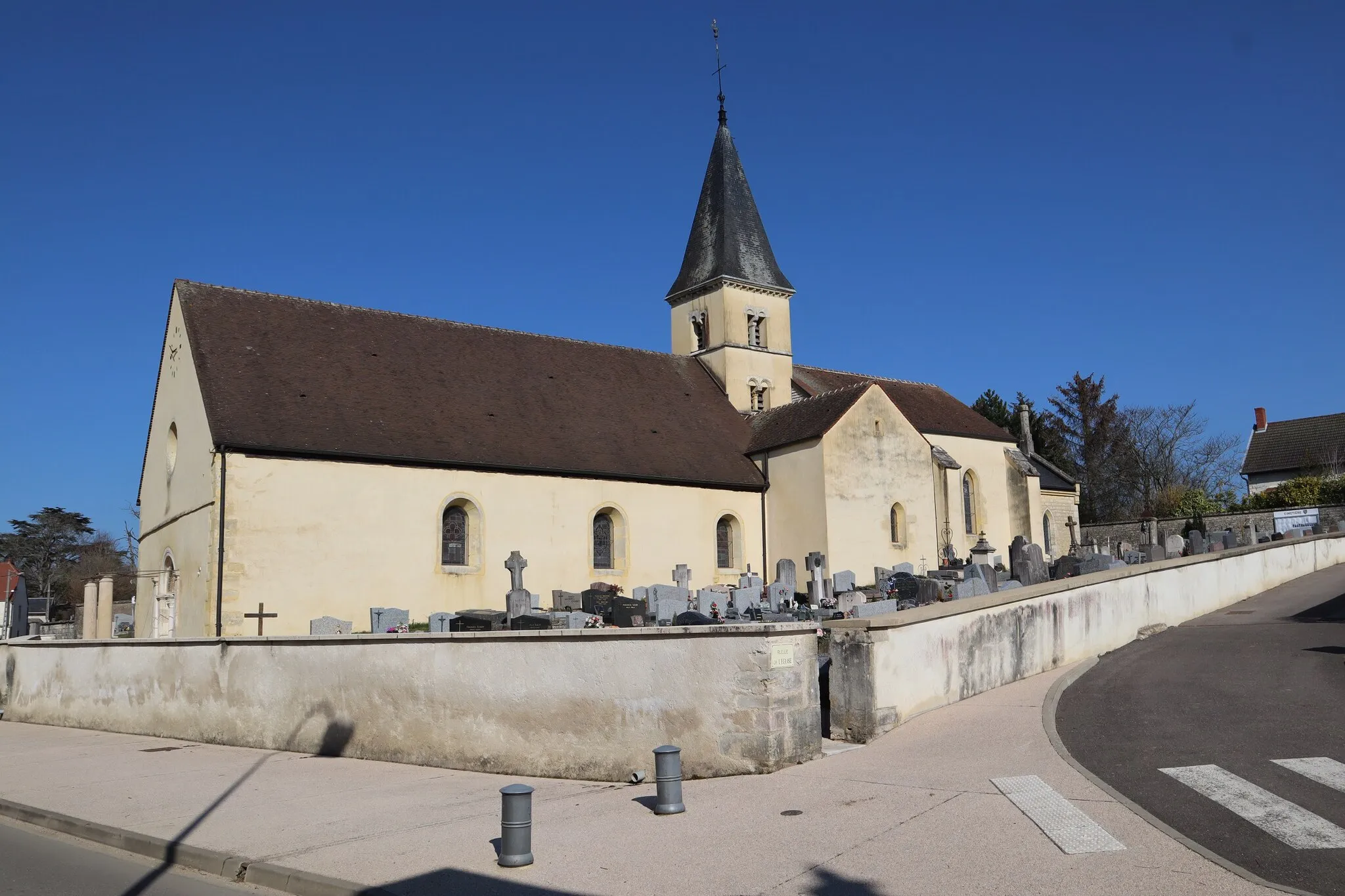 Photo showing: Extérieur de l'église Saint-Pierre à Arceau (21).