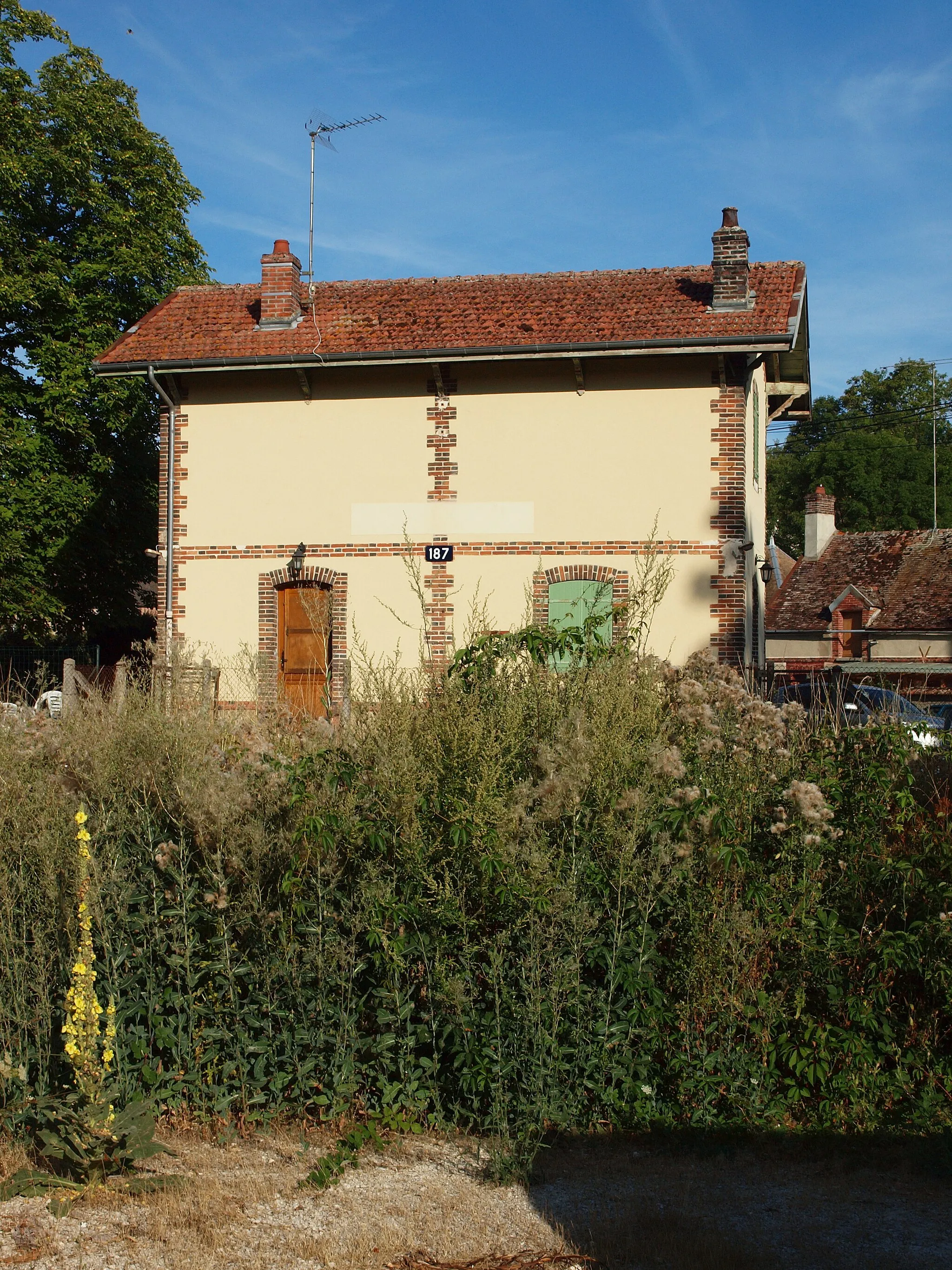 Photo showing: Pont-sur-Vanne (Yonne, France) ; maison de garde-barrière sur l'ancienne ligne ferroviaire de Sens à Troyes (Ligne de Coolus à Sens)