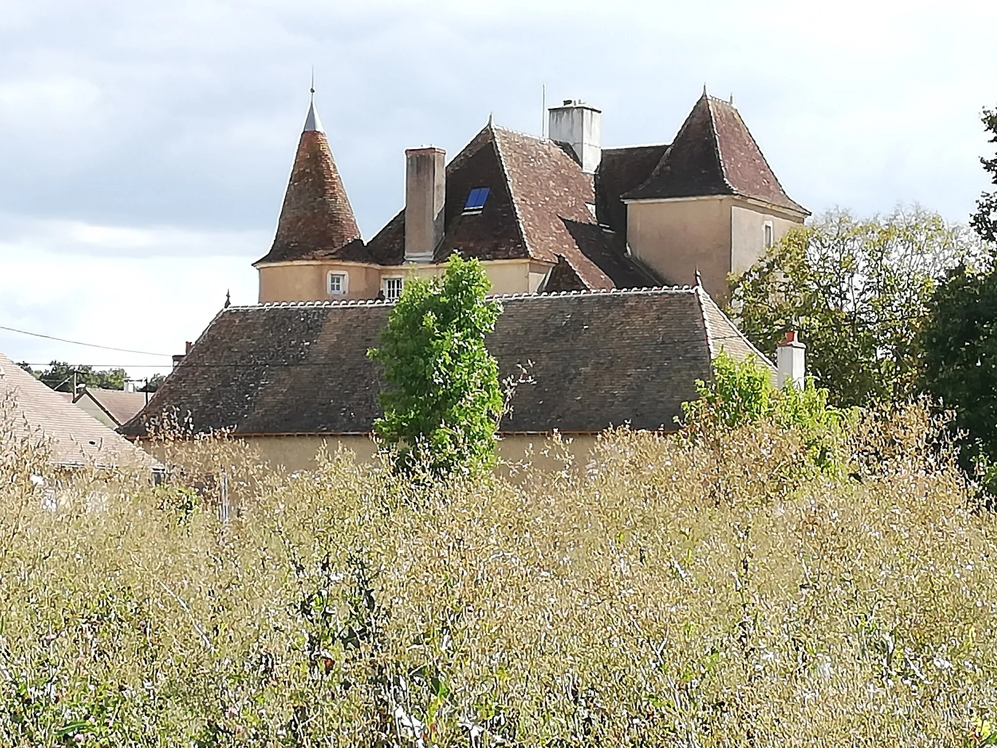 Photo showing: Château de Ponneau, commune de Jully-les-Buxy (Saône-et-Loire), 27 août 2021, vu du nord.