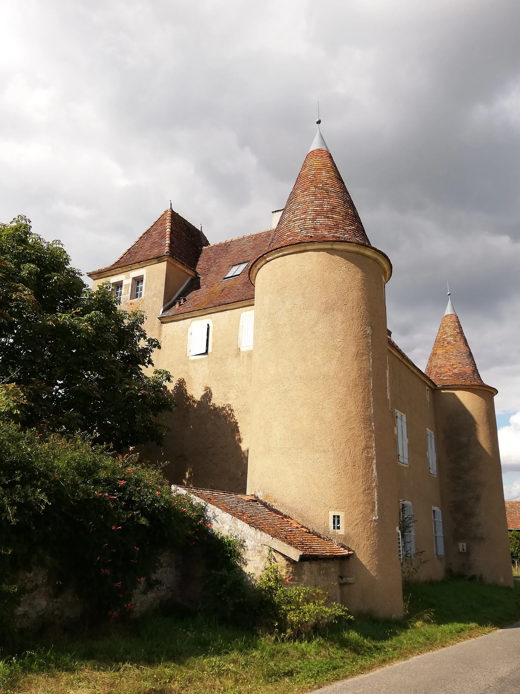 Photo showing: Château de Ponneau, commune de Jully-les-Buxy (Saône-et-Loire), 27 août 2021, vu du sud