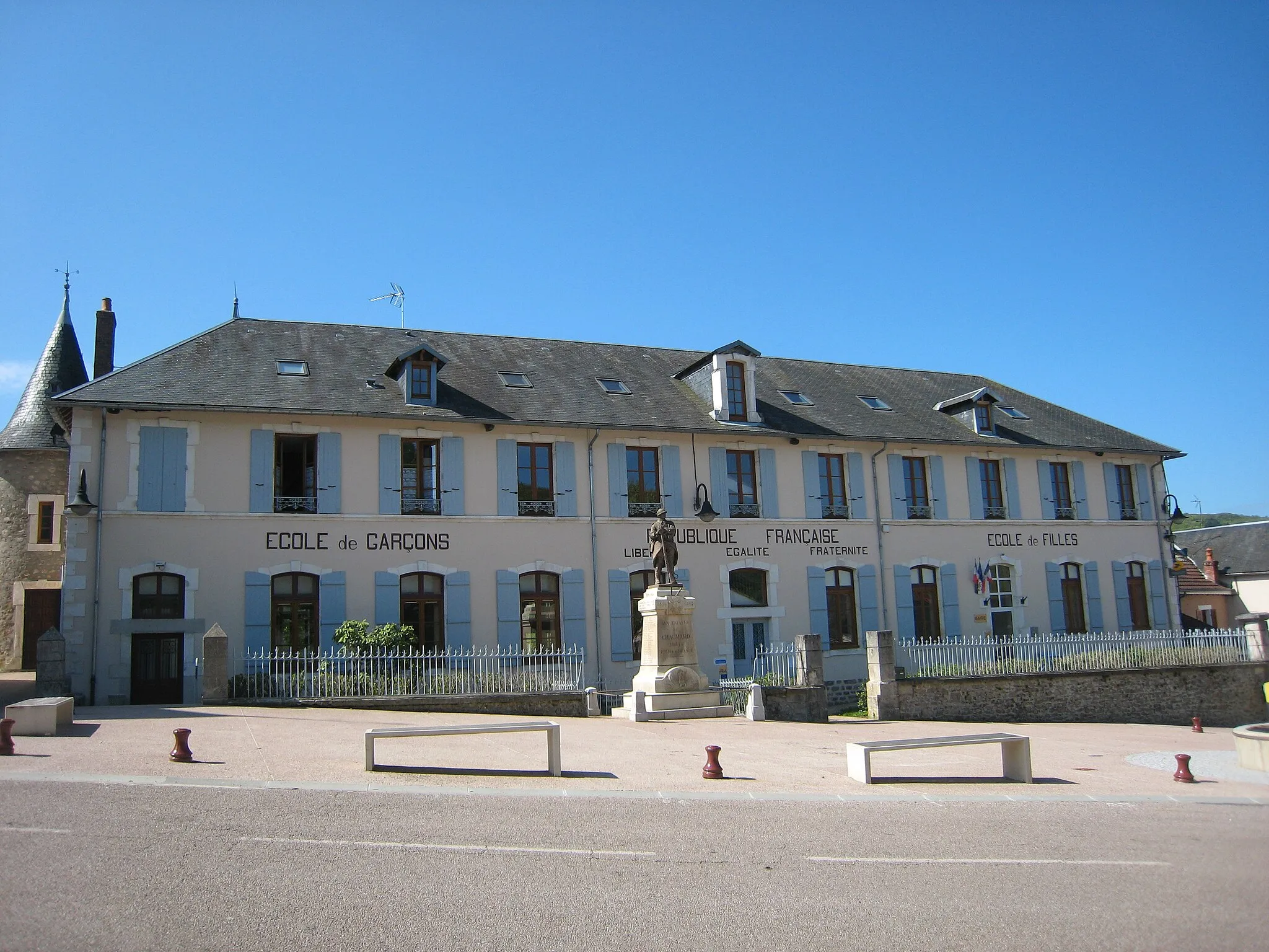 Photo showing: École de Chaumard