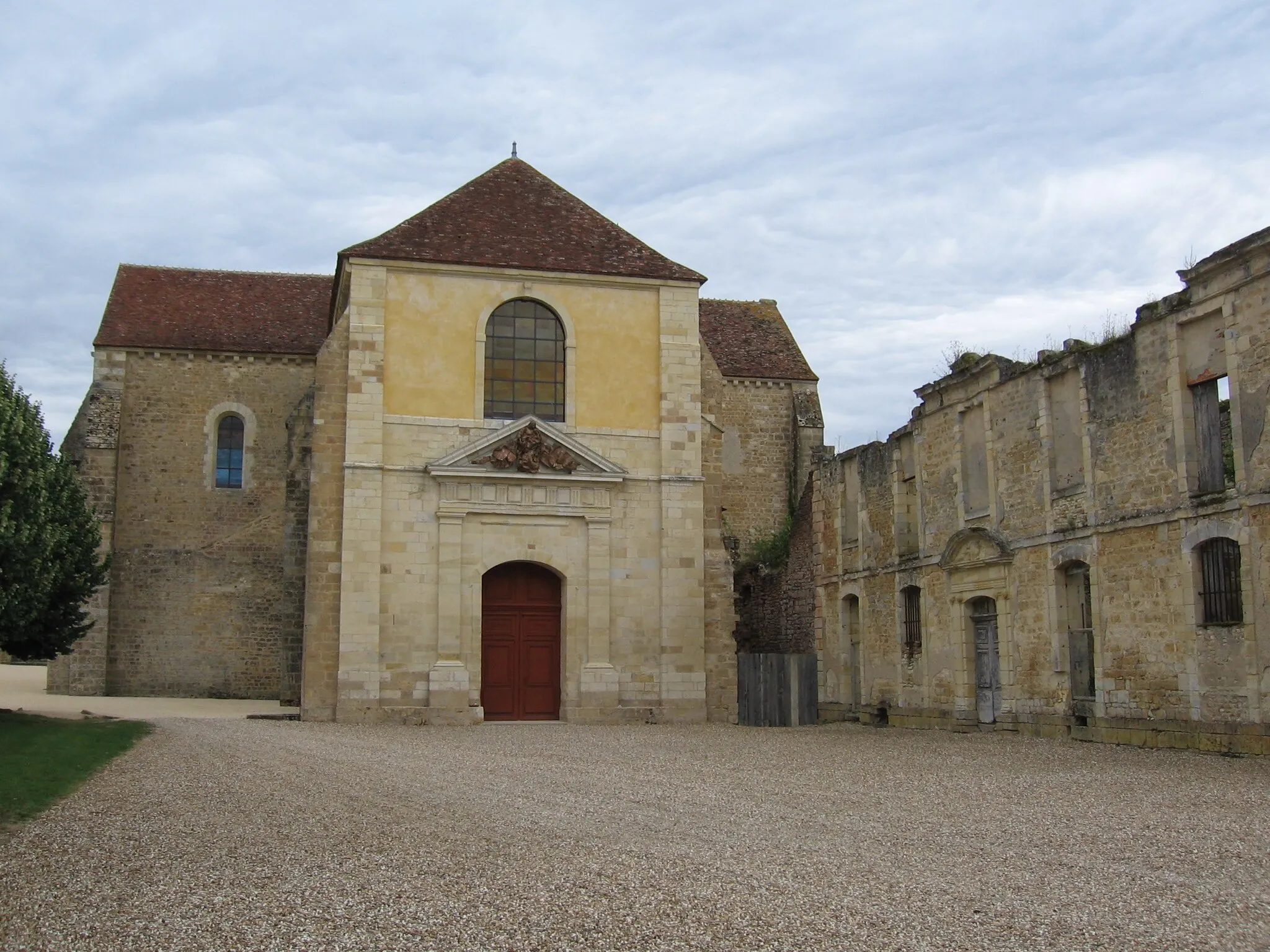 Photo showing: Église et palais abbatial de l'ancienne abbaye de Fontmorigny, aujourd'hui un centre culturel