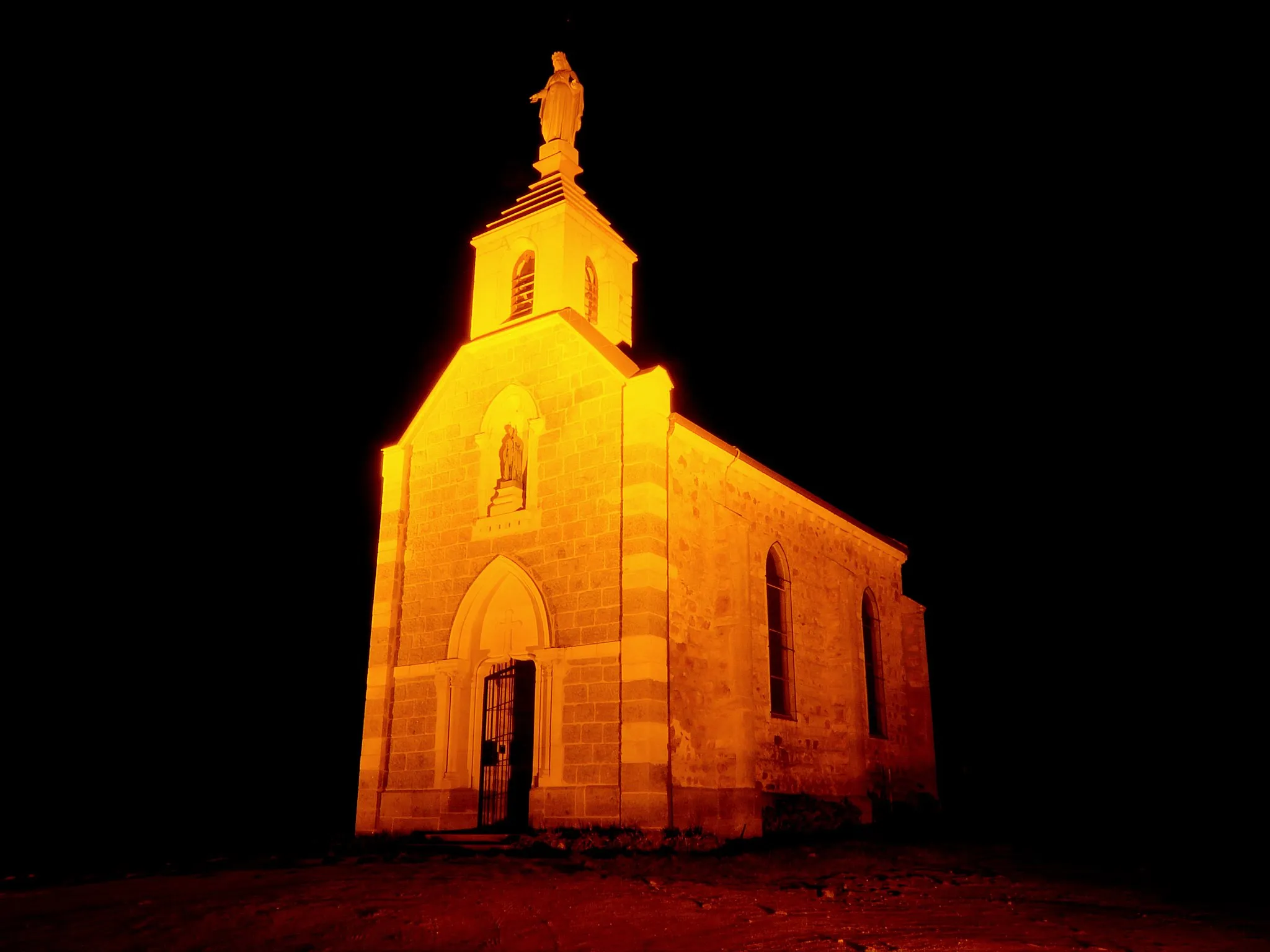 Photo showing: The "Chapelle de la Madone", dominating the small city of Fleurie, France, taken by night.