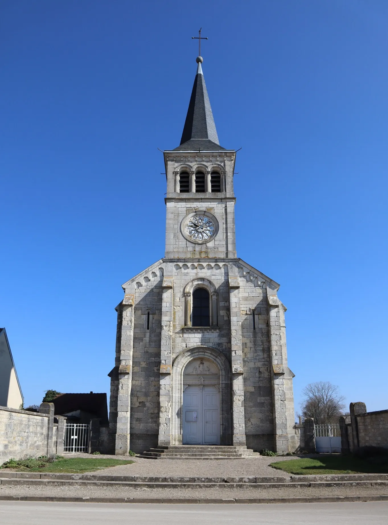 Photo showing: Façade principale de l'église Saint-Médard à Magny-Saint-Médard (21).