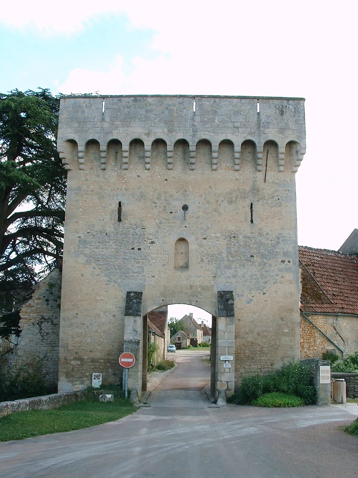 Photo showing: Château-fort de Druyes-les-belles-Fontaines, Yonne) - la porte du bourg