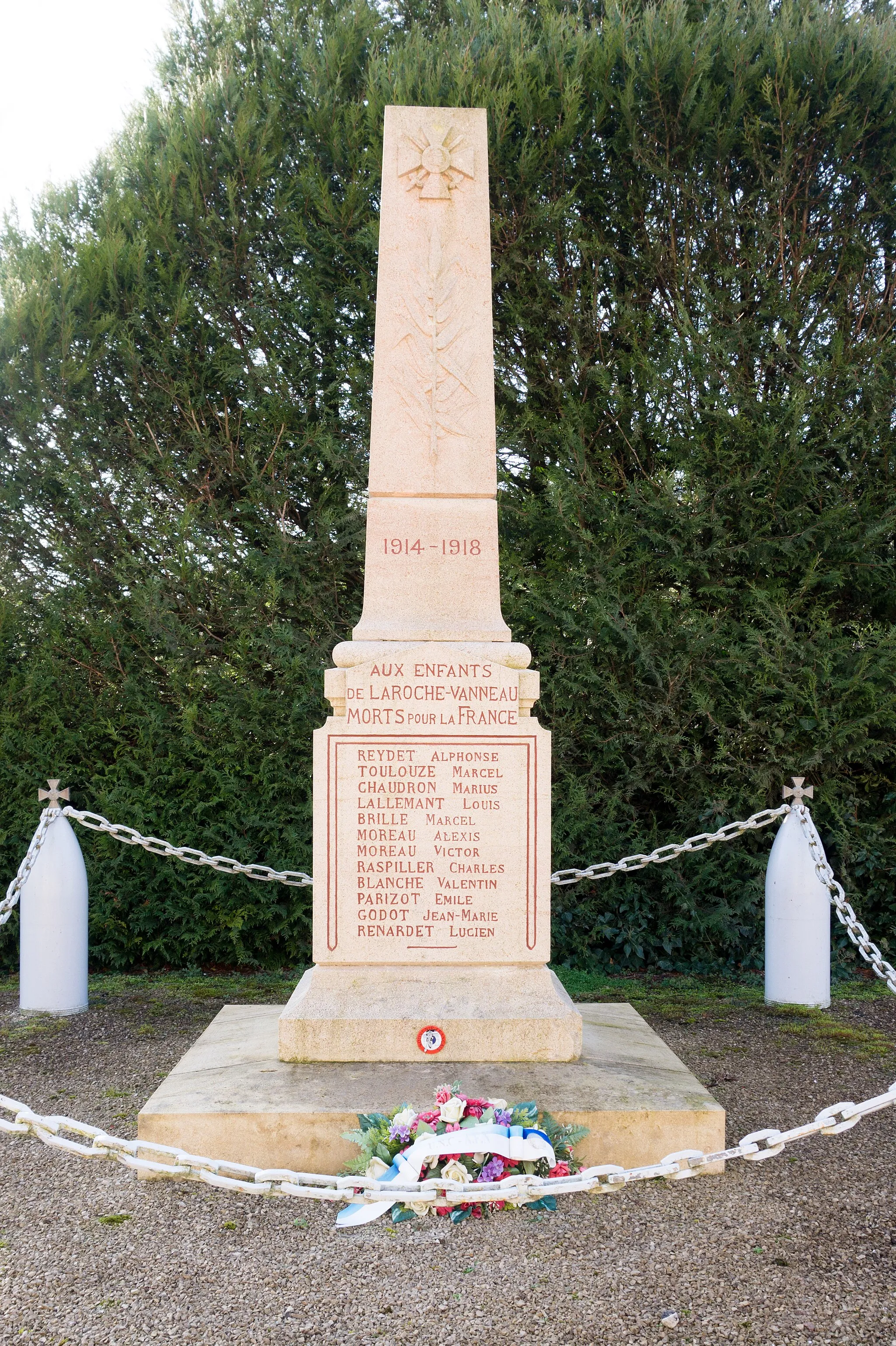 Photo showing: Monument aux Morts de la Roche Vanneau