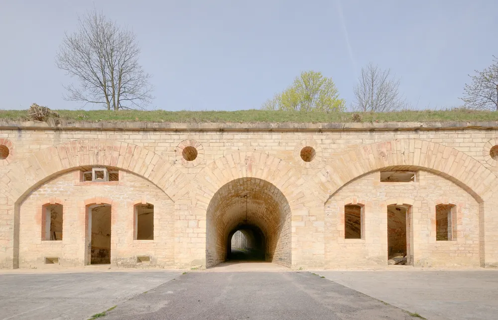 Photo showing: Fort de la Motte-Giron : façade d'un des casernement (HDR).