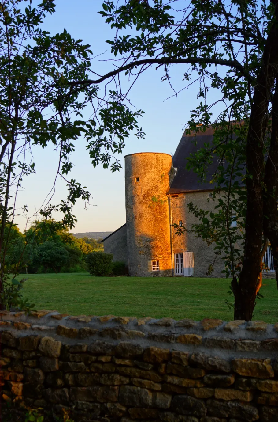 Photo showing: Sur les hauteurs de Lurcy le Bourg se dresse le chateau du Marais.
