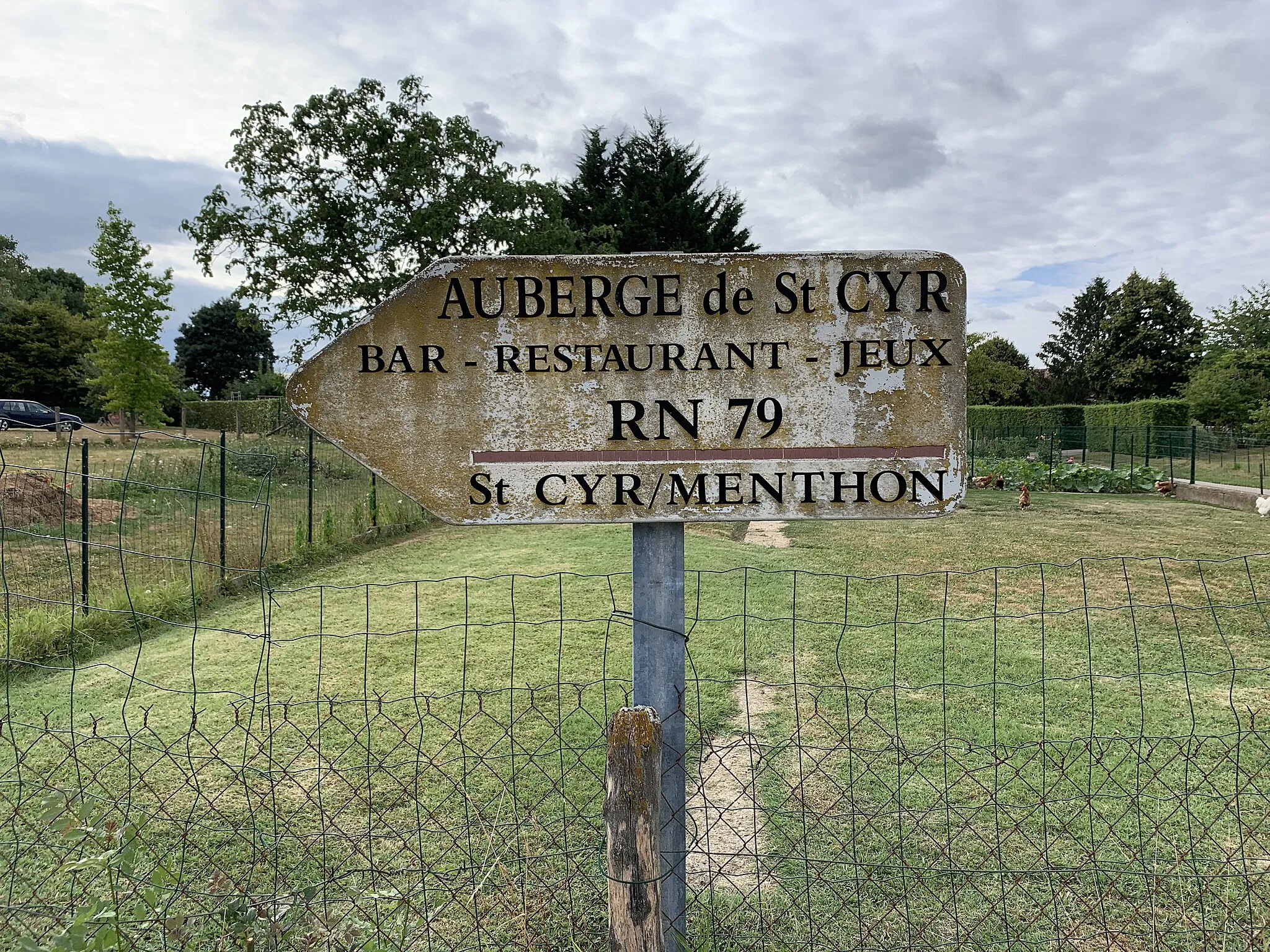 Photo showing: Panneau de direction de l'Auberge de Saint-Cyr, route de la Mulatière, Saint-Cyr-sur-Menthon.
