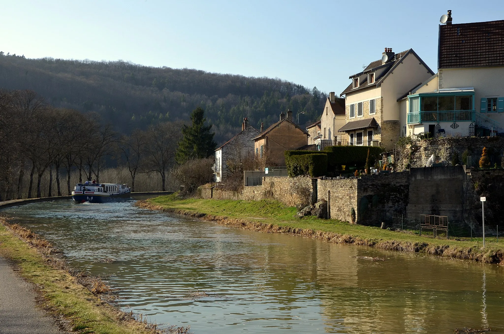 Photo showing: Canal de Bourgogne au niveau du hameau de La Forge, commune de la Bussière-sur-Ouche, Cote d'Or, Bourgogne, France