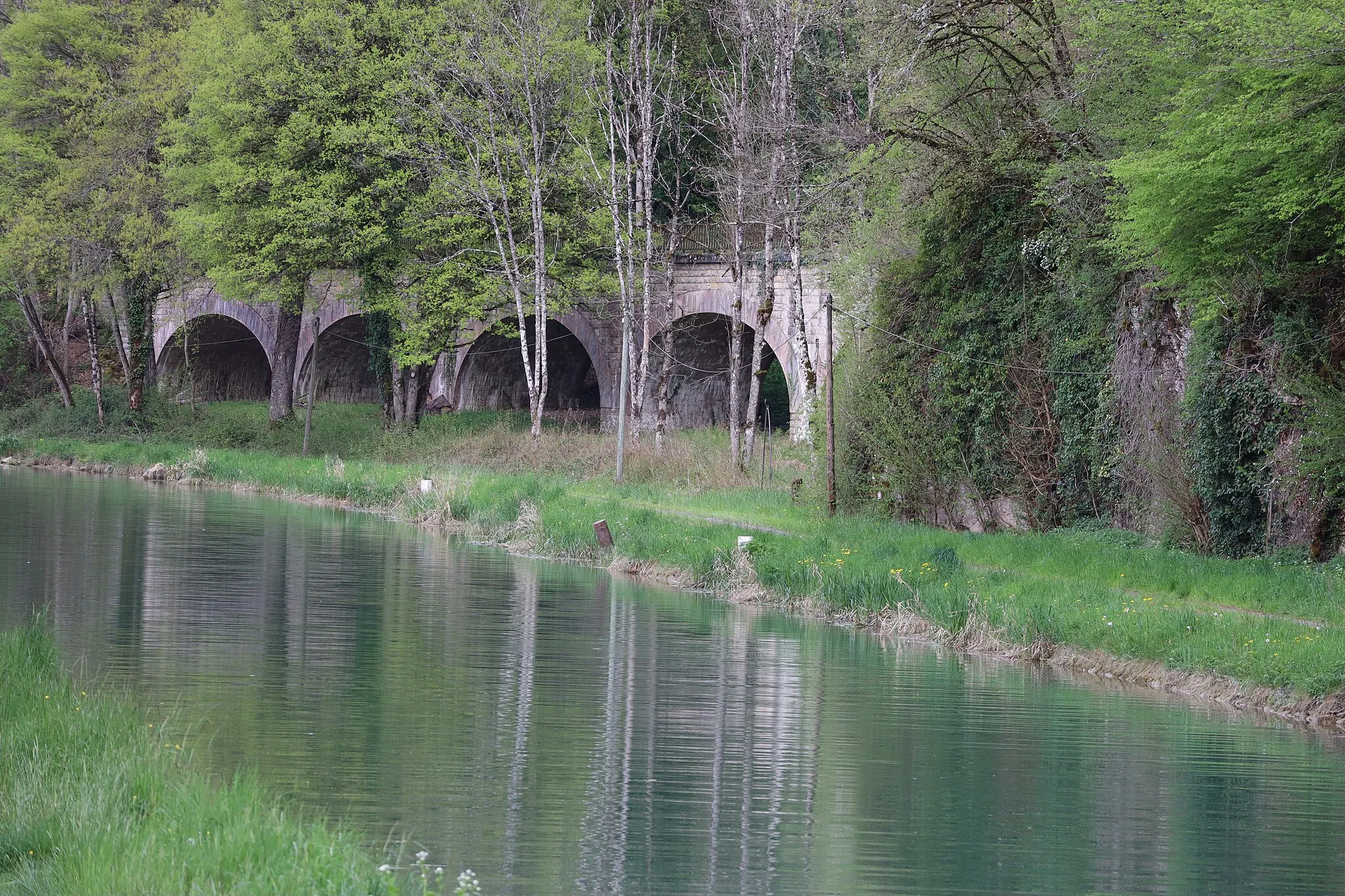 Photo showing: Le Canal de Bourgogne et les vestiges de l'ancienne ligne ferroviaire de l'Ouche à La Bussière-sur-Ouche (21).