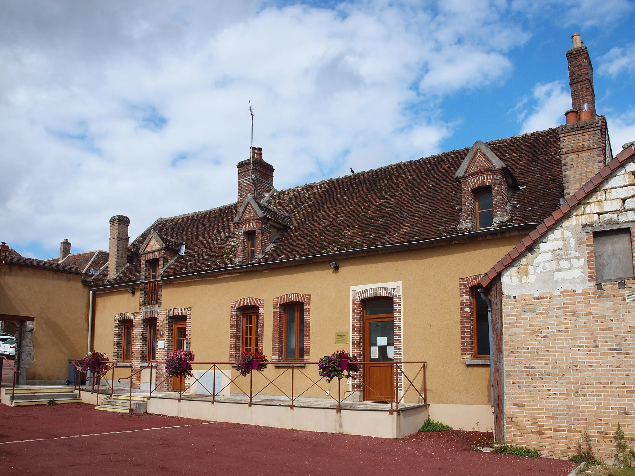 Photo showing: Maison du Relais de Services publics de Sergines (Yonne, France)