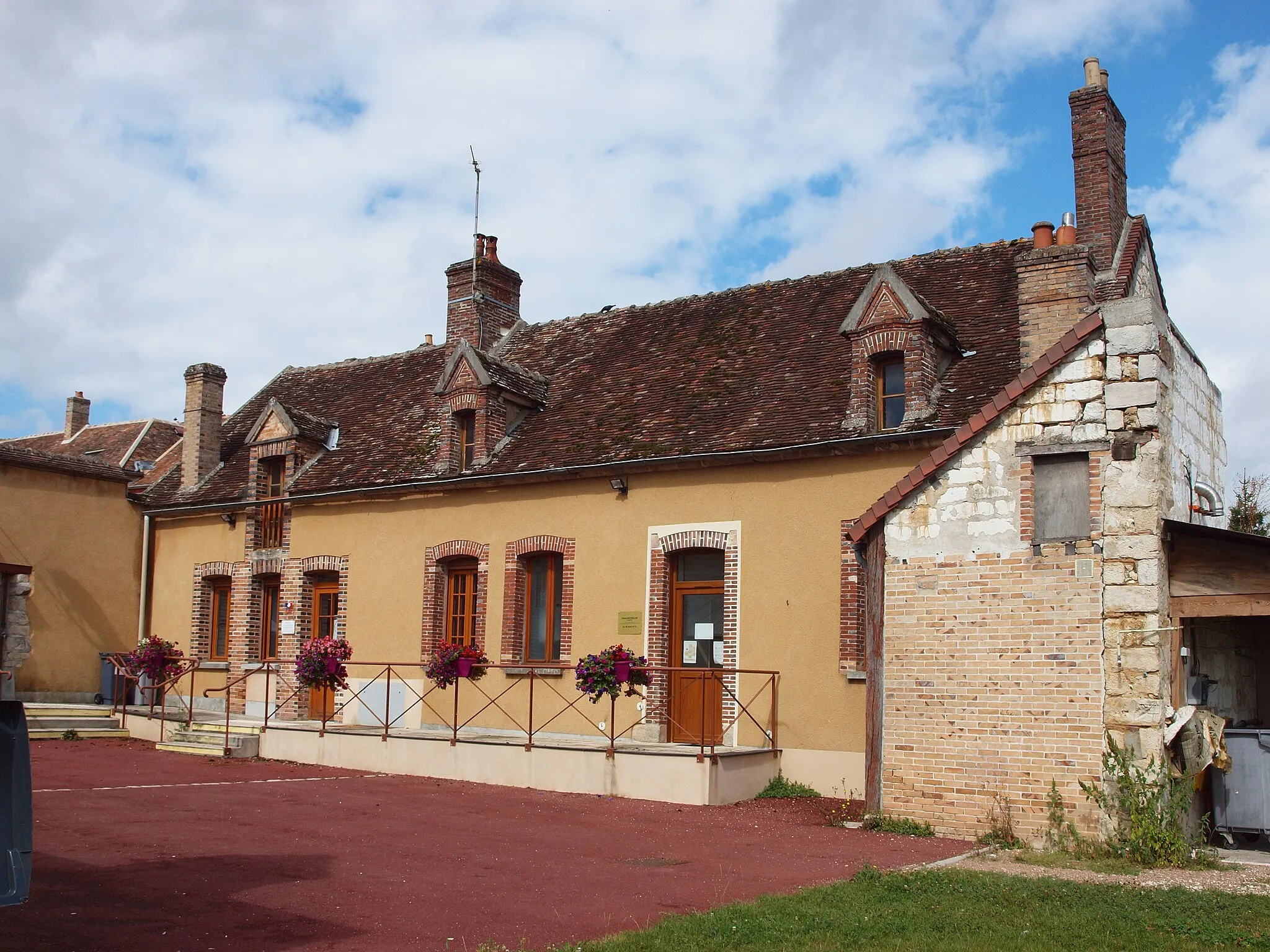 Photo showing: Maison du Relais de Services publics de Sergines (Yonne, France)