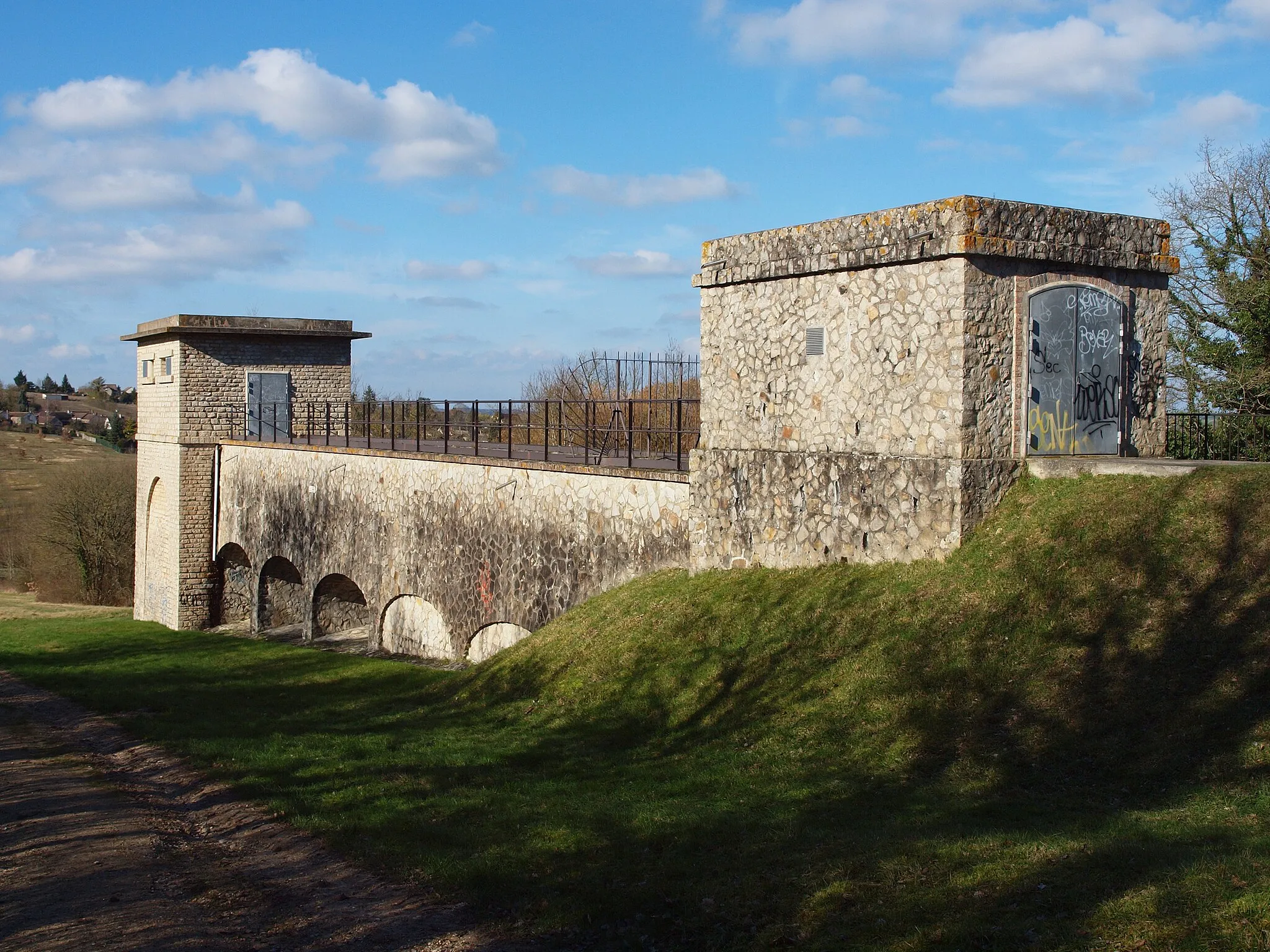 Photo showing: Aqueduc de la Vanne à Villemanoche (Yonne, France)