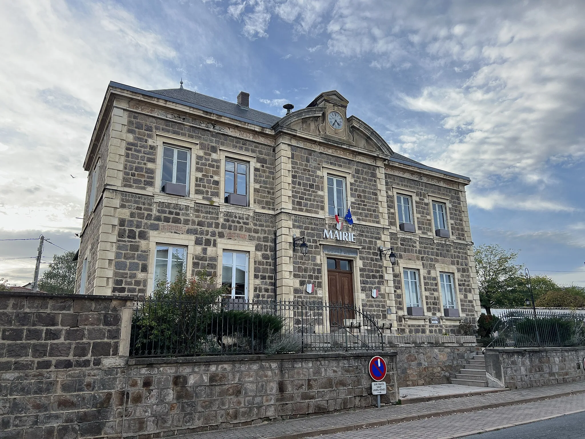 Photo showing: Mairie de Saint-Étienne-des-Oullières.