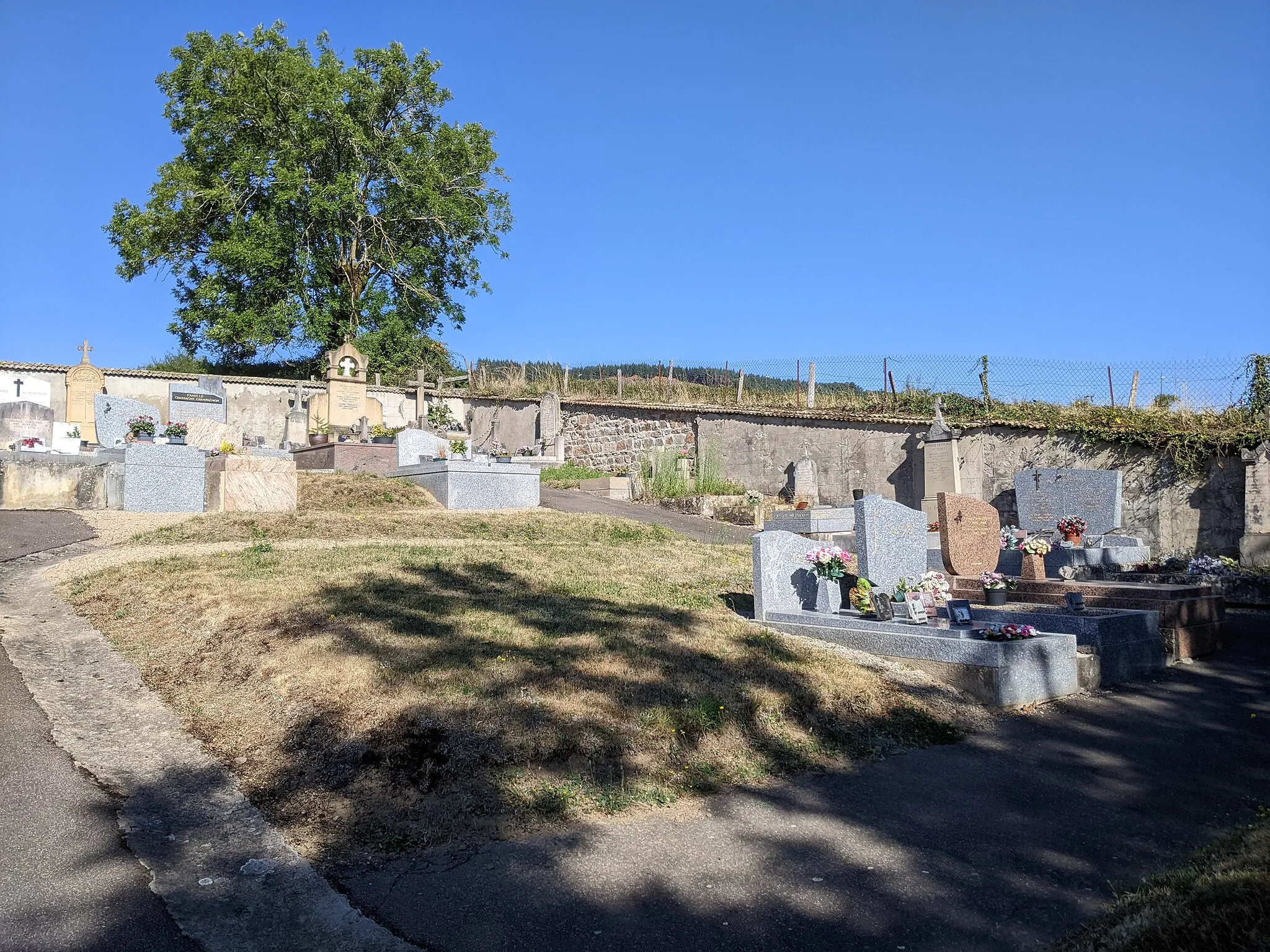 Photo showing: Vue du cimetière de Saint-Mamert (Rhône, France).
