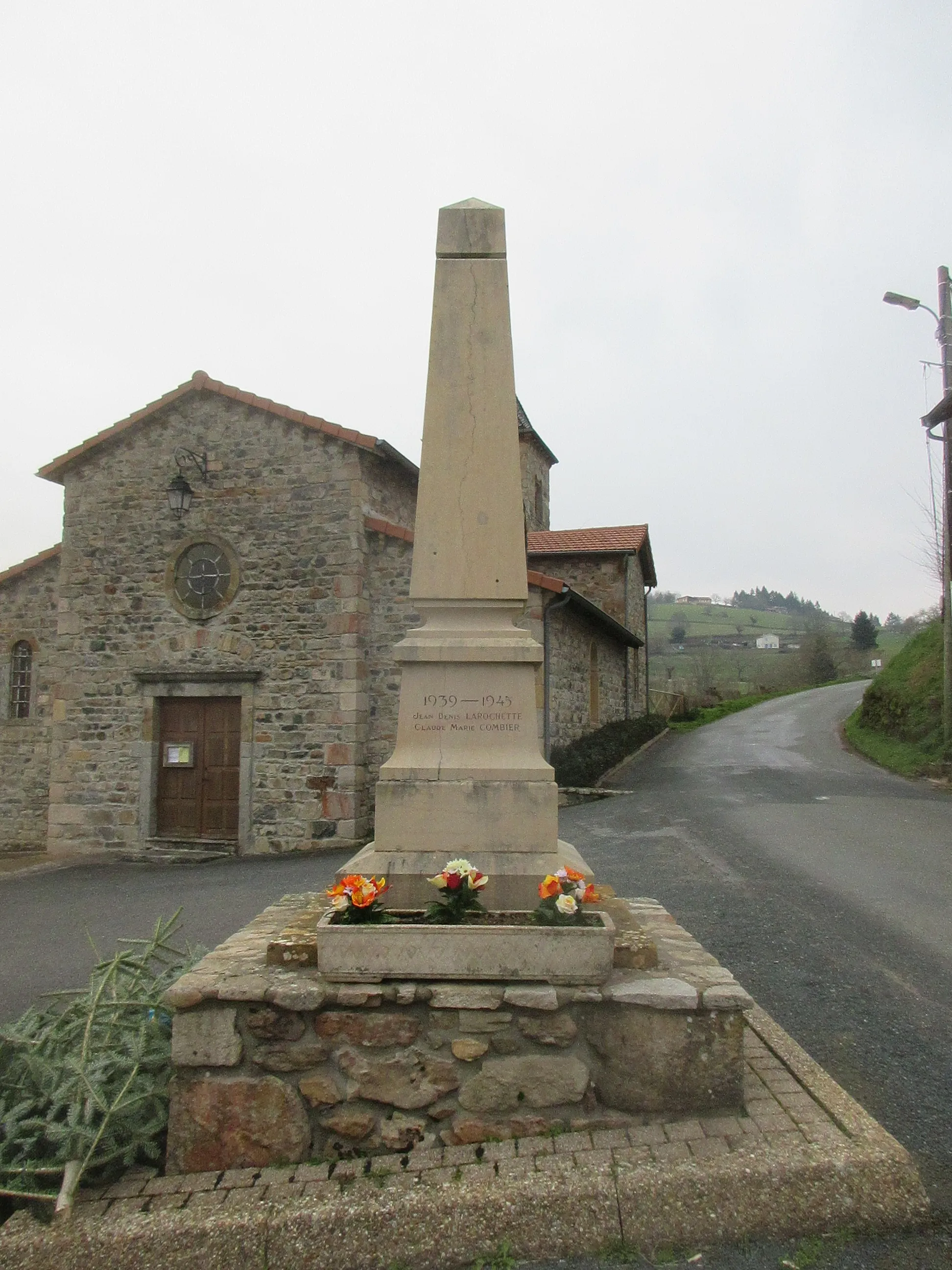 Photo showing: Monument aux morts de Trades.