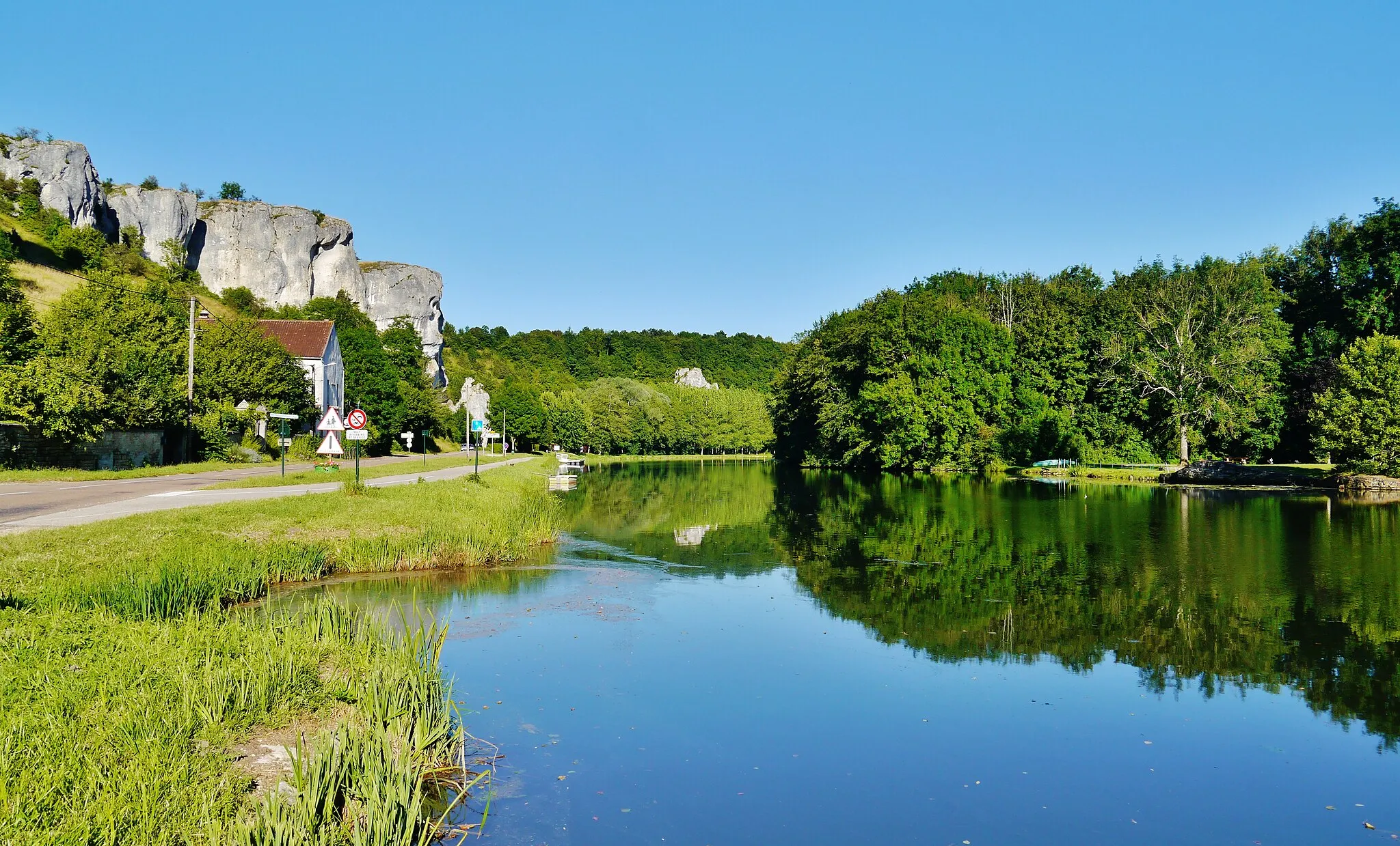 Photo showing: Rocks of Saussois and the Yonne at Merry-sur-Yonne, Département of Yonne, Region of Burgundy (now Burgundy-Franche-Comté), France