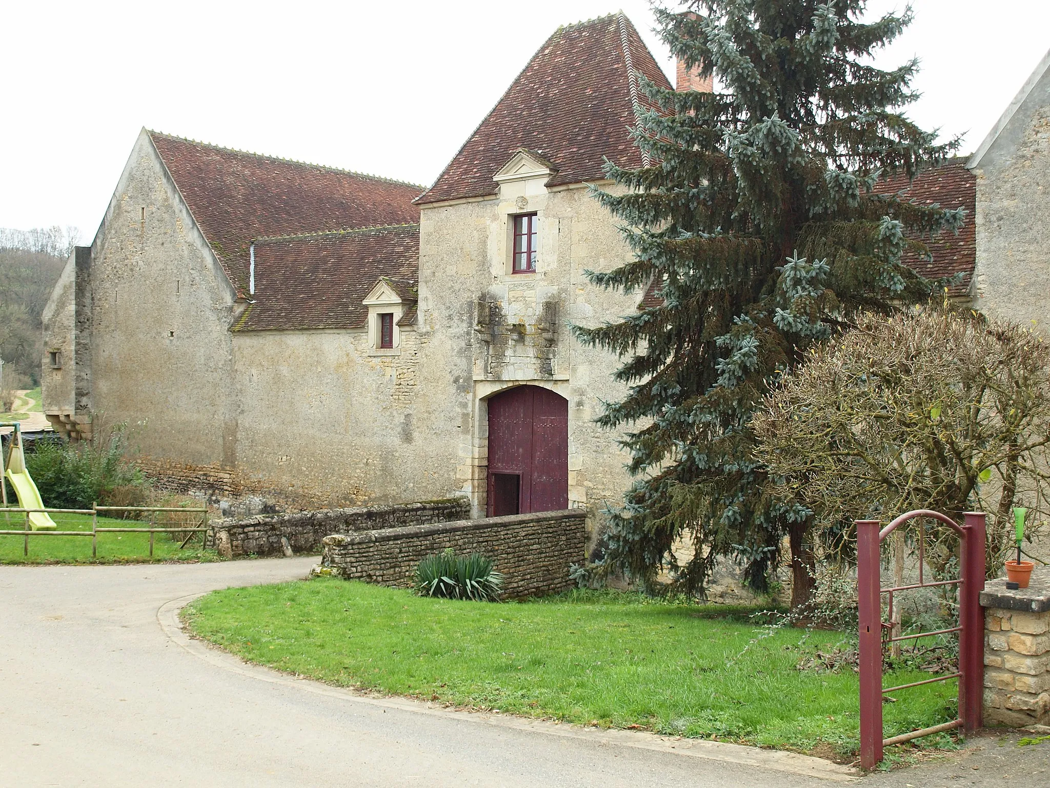 Photo showing: Corvol-l'Orgueilleux (Nièvre, France) ; Sauzay : ferme fortifiée