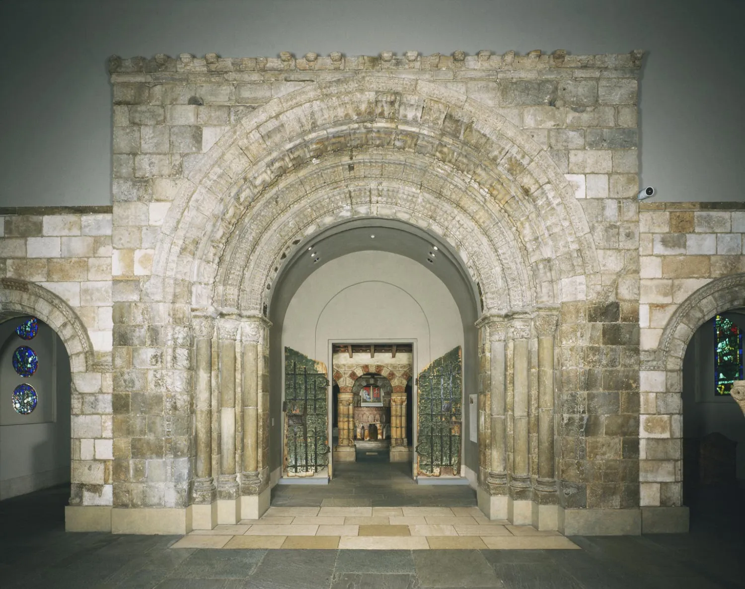 Photo showing: Portail de l'abbaye Saint-Laurent-lès-Cosne (Nièvre), acheté par le Musée des beaux-arts de Philadelphie (USA) en 1928.