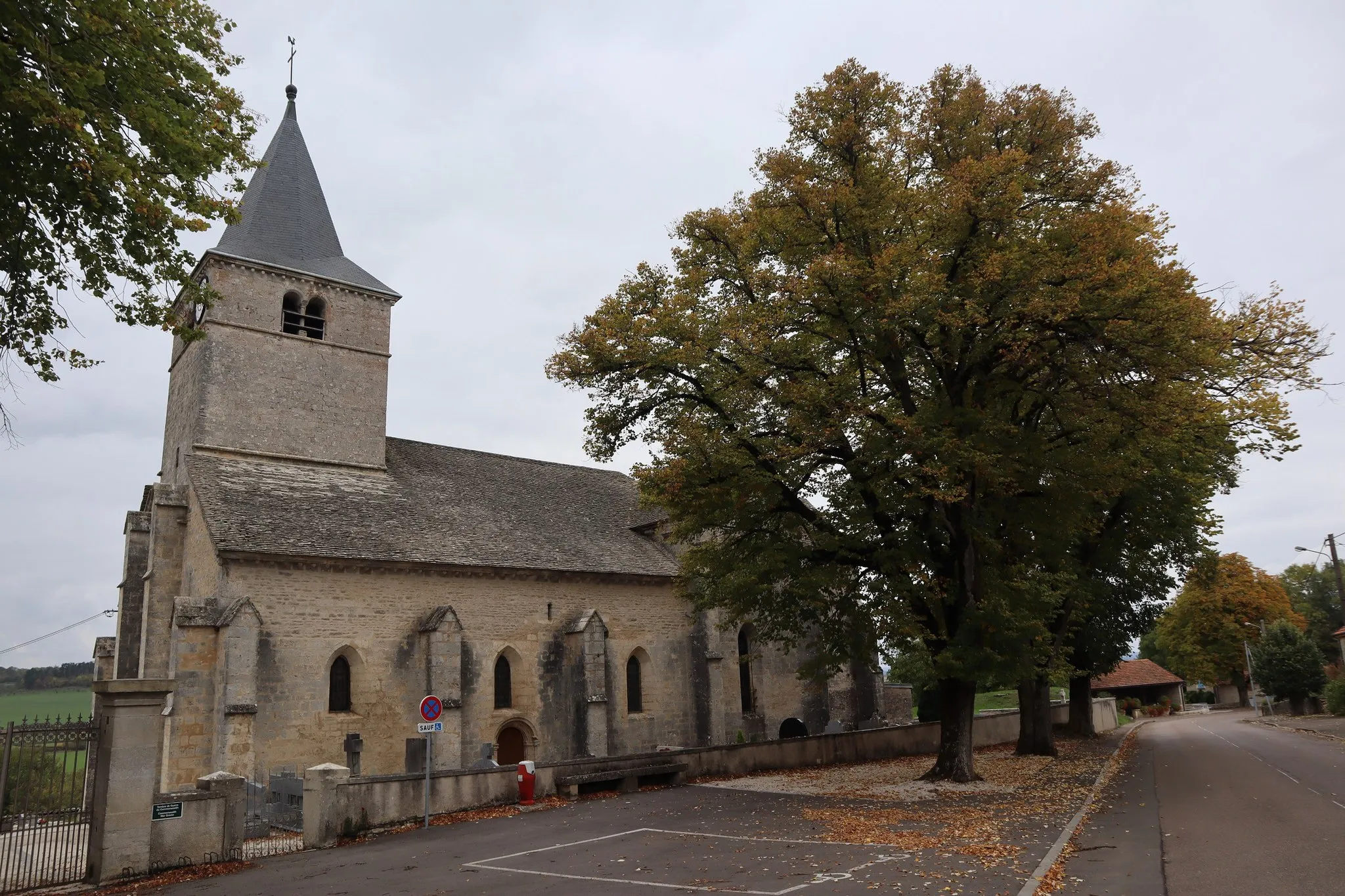 Photo showing: Extérieur de l'église Saint-Pierre et Saint-Paul de Sacquenay (21).