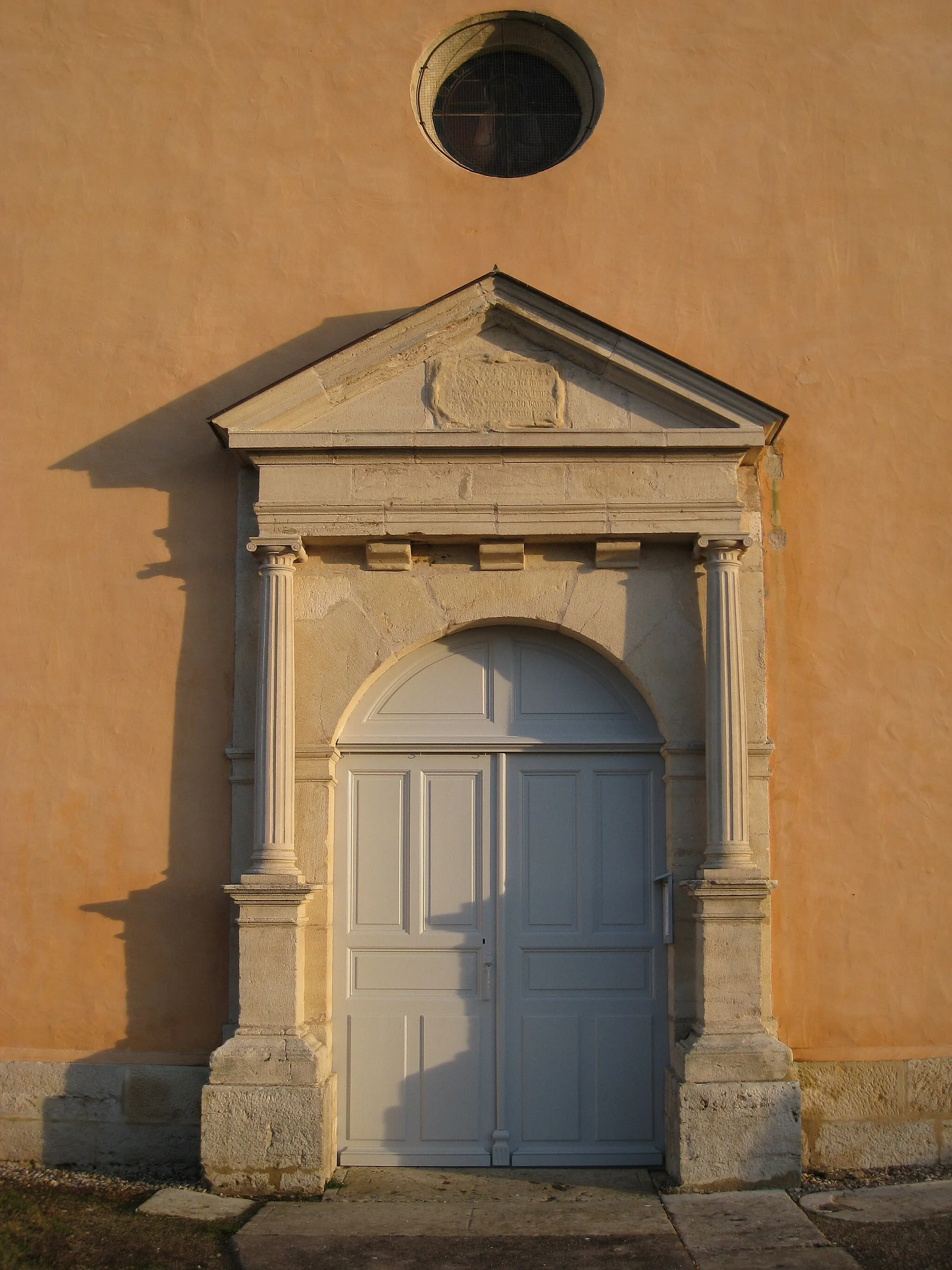 Photo showing: Entrée de l'église d'Orain